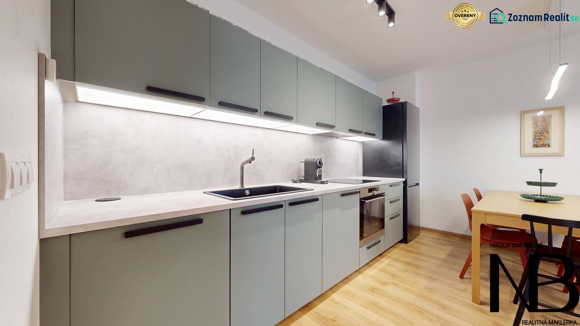 Na predaj moderný 3i byt v novostavbe Ovocné sady s parkovaním, BA - Kuchyňa v 3-izbovom byte s podlahou s dreveným dekorom, moderným vybavením a stolovaním.