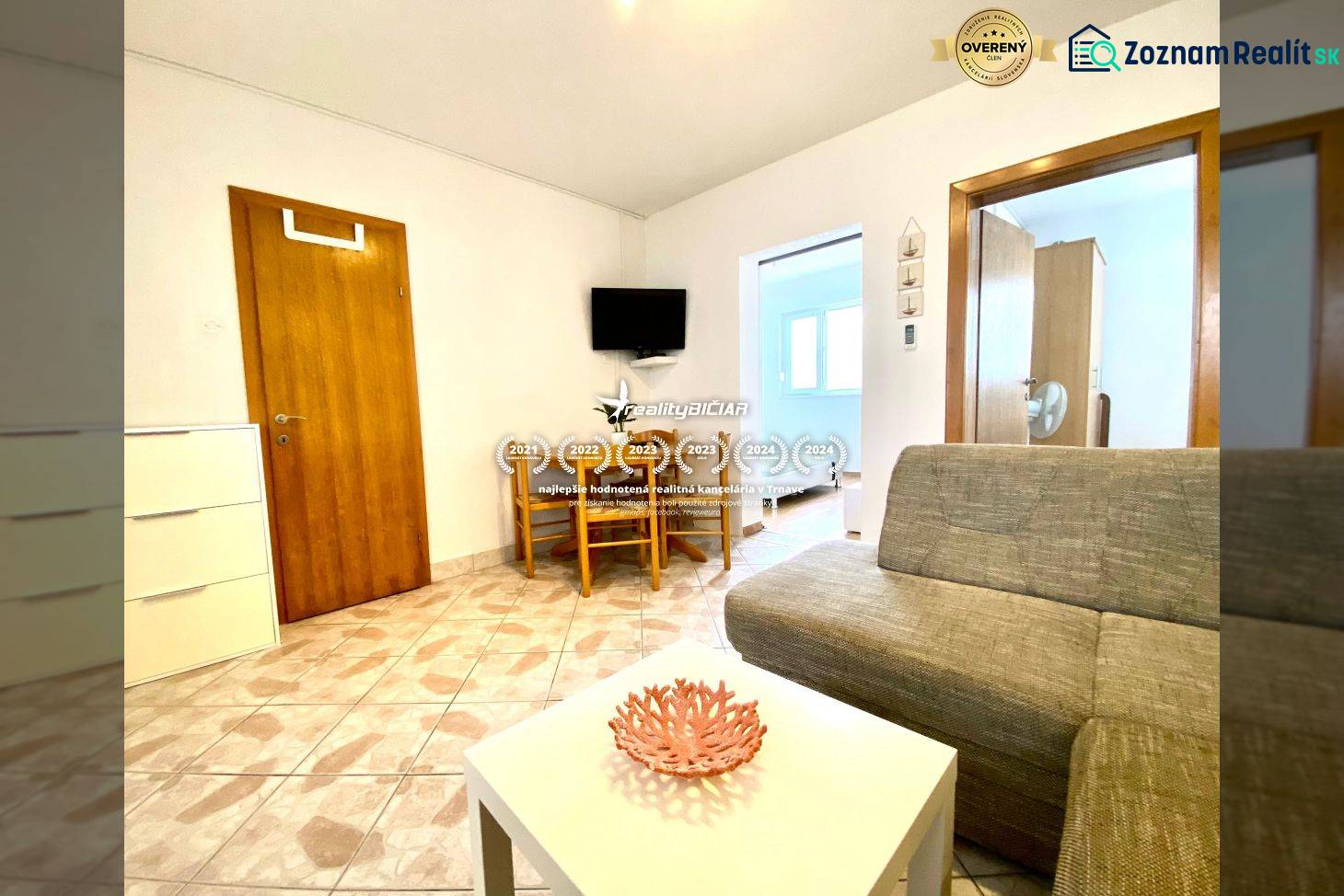 NIN-GRBLJANSKE VIKENDICE - dom s dvoma bytmi - Obývacia izba v rodinnom dome s pohovkou, stolíkom a televíziou na stene.