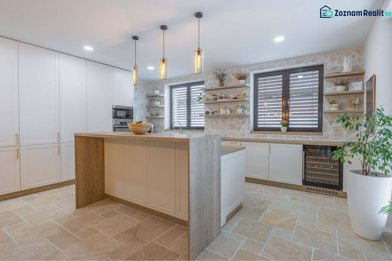 NA PREDAJ 4 IZB RD S DVOJGARÁŽOU, DUNAJSKÁ STREDA - Kuchyňa v rodinnom dome s pultom, policami a dlažbou s dreveným dekorom.