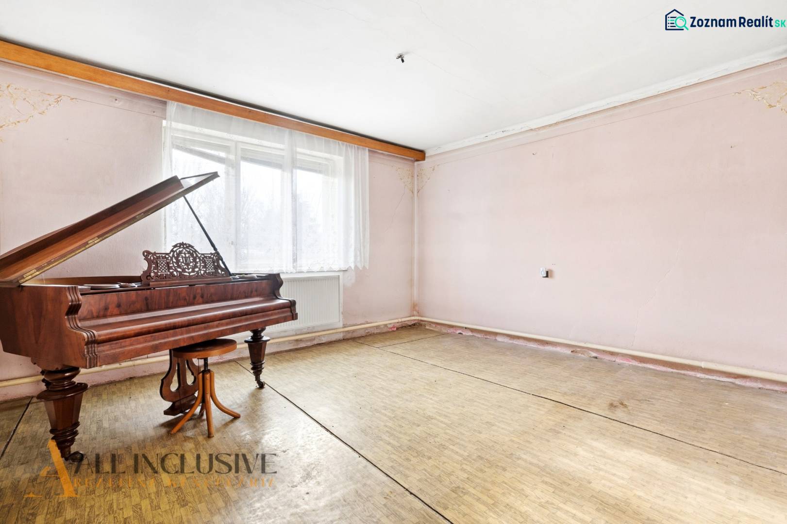 Na predaj 3-izbový rodinný dom, Dobrohošť - Izba v rodinnom dome s klavírom a podlahou s dreveným dekorom.