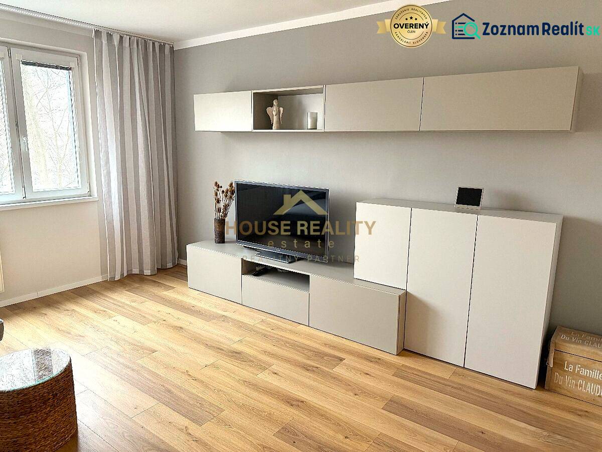 Prenájom 3 izbový byt, Švabinského ulica, Bratislava V. Petržalka - Obývačka 3-izbového bytu s elegantnou zostavou nábytku a podlahou s dreveným dekorom.