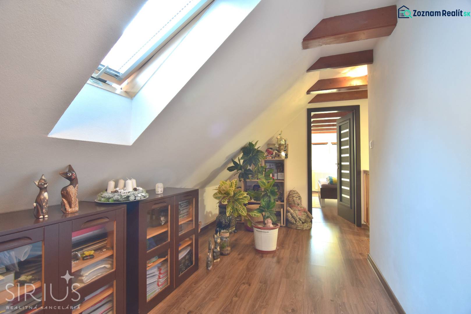LIMBACH, 176 m2 –  kompletne zrekonštruovaný 5-i rodinný dom - Podkrovná chodba v rodinnom dome so šikmým stropom v Limbachu, vybavená poličkami a rastlinami.