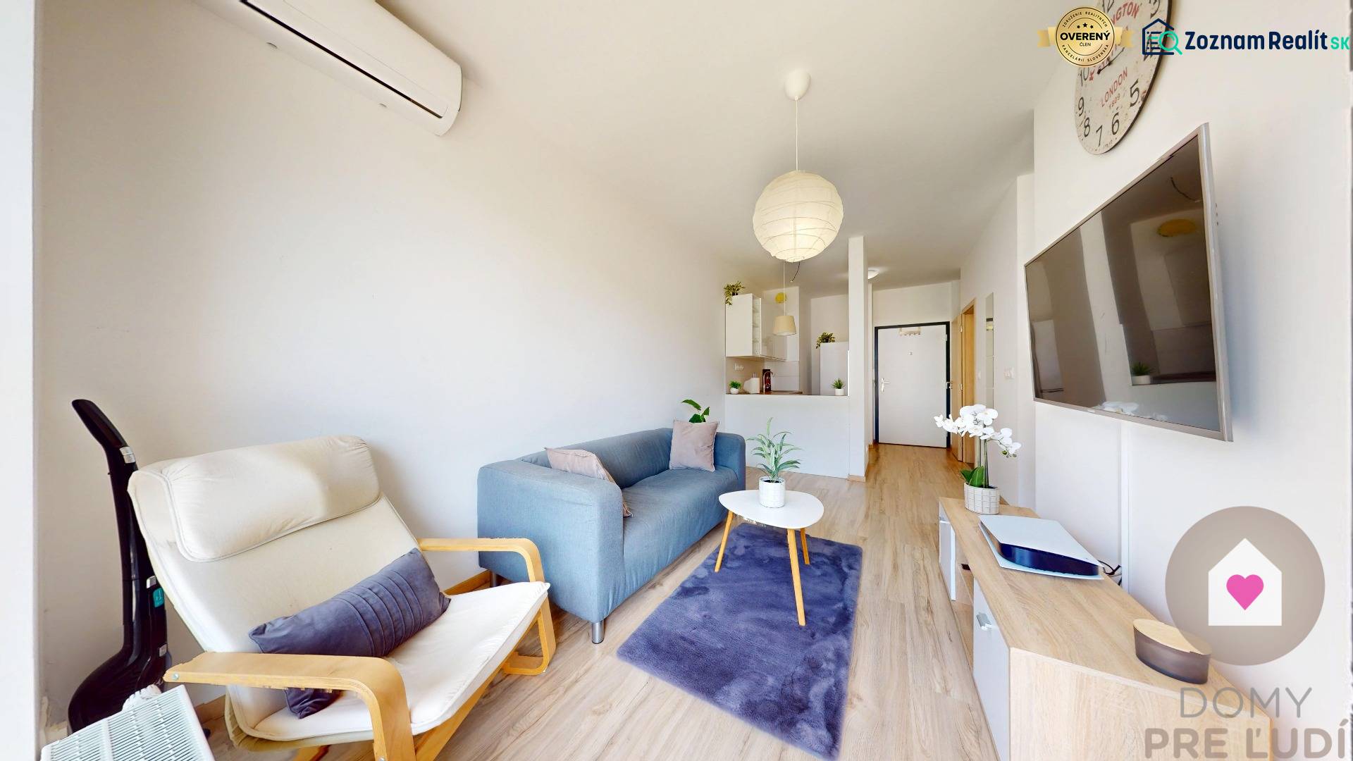 BA/PETRŽALKA-Prenájom 1i bytu s klimatizáciou a balkónom - Slnečnice - Obývacia časť 1-izbového bytu s gaučom, kreslom, televízorom a kuchynským kútom.