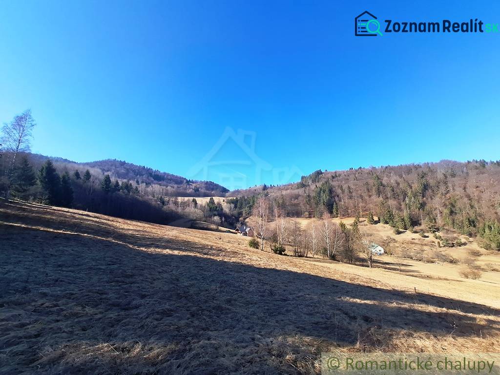 Veľký pozemok na čarovnom mieste polosamota Hronec 2. - Rozľahlé poľnohospodárske a lesné pozemky v okolí Hronca obklopené lesmi a kopcami.