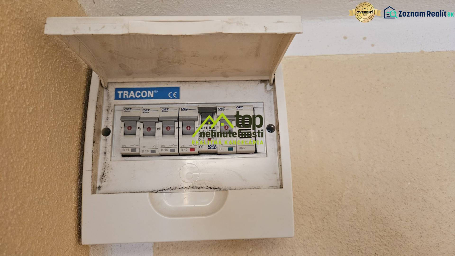 TOPOĽĆANY - zariadená garsónka na sídlisku JUH - Elektrický rozvádzač s ističmi v Garsónke, namontovaný na stene s krytom.