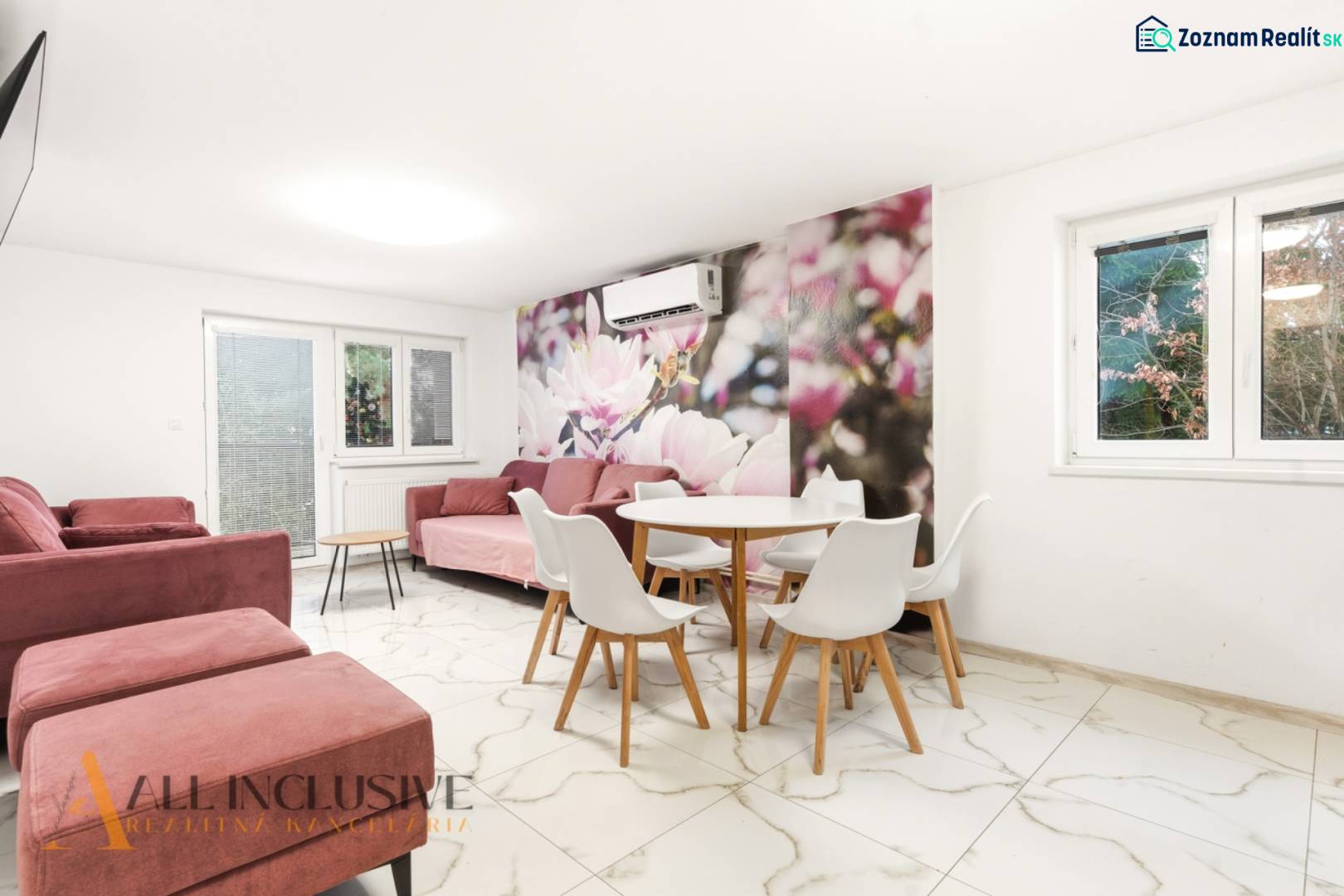 NADŠTANDARDNÁ REKREAČNÁ CHATA | DUCHONKA  - Obývacia miestnosť v Chate s kvetinovou tapetou, ružovými sedačkami a jedálenským stolíkom.