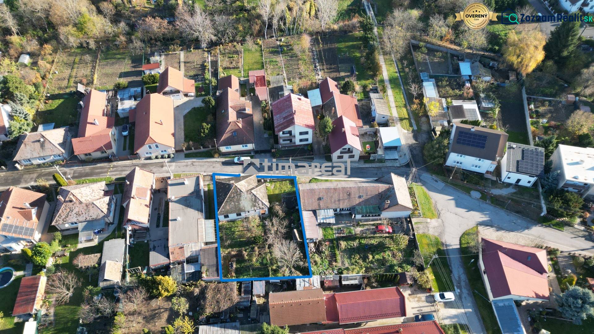 * na predaj 3i rodinný dom, 6á pozemok, Čataj - Letecký pohľad na štvrť v Čataji s rodinnými domami a záhradami.