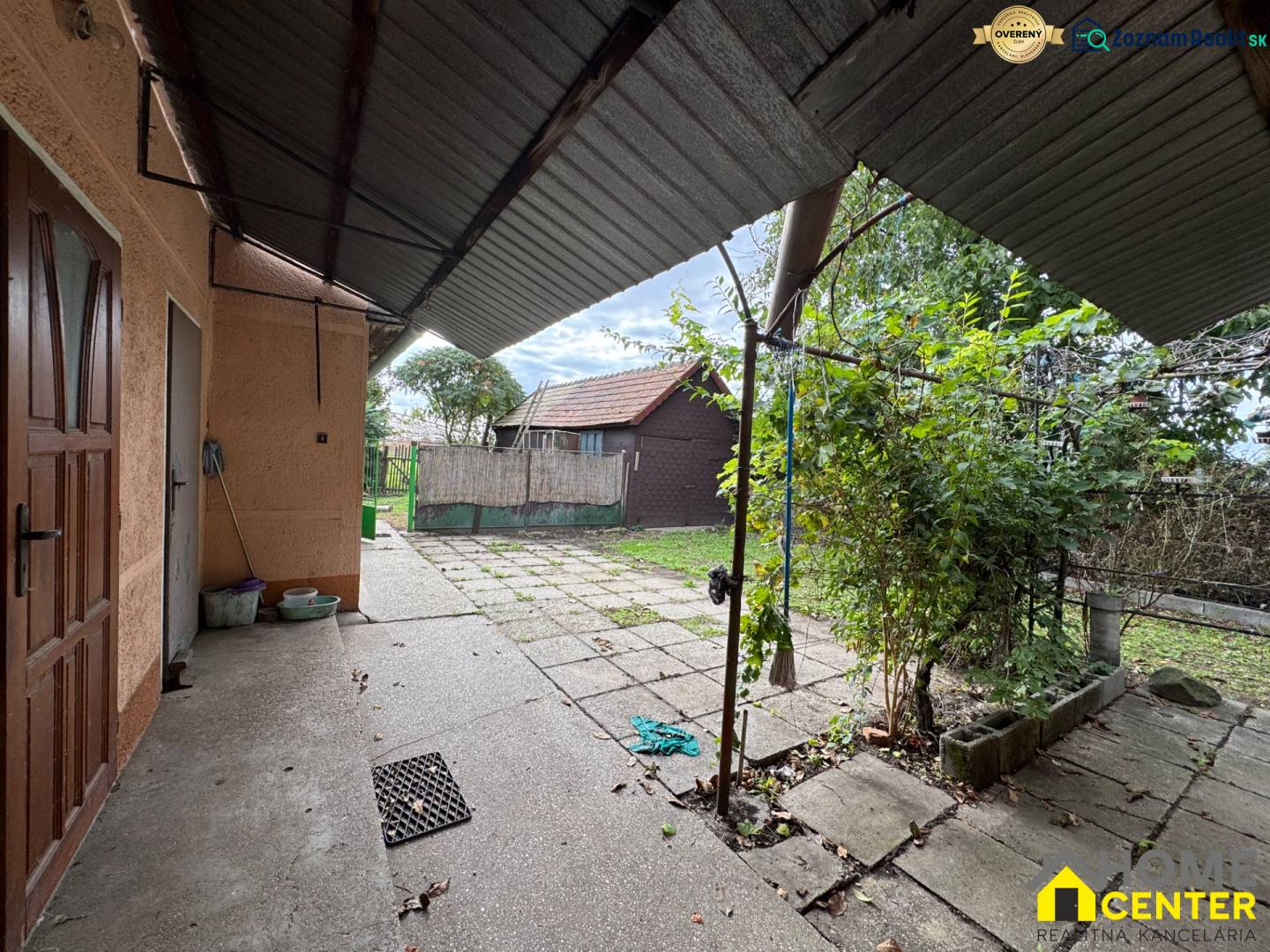 NA PREDAJ!!! Rodinný dom s veľkým pozemkom v obci Vék pri Hurbanove - Rodinný dom v Komárne s priestranným dvorom a altánkom, obklopený zeleňou.
