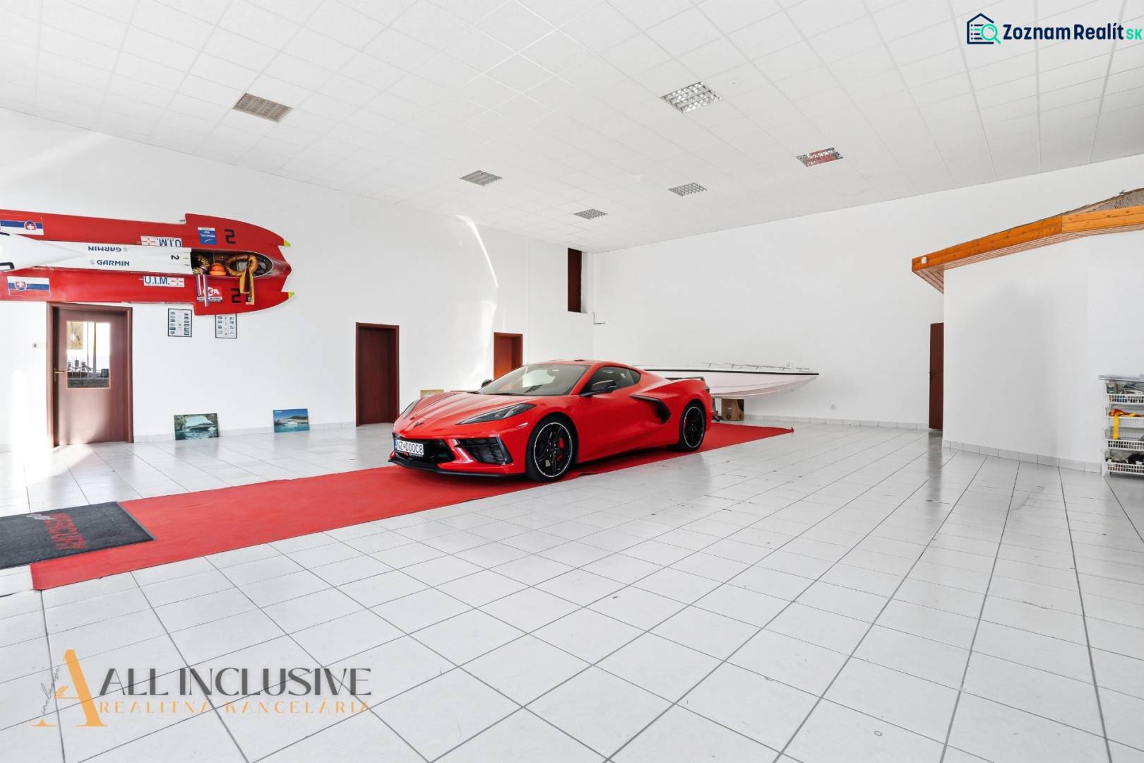 Na prenájom obchodný priestor s kanceláriou, Štúrovo - Obchodné priestory zobrazujú auto a loď s bielou podlahou a športovým príslušenstvom.