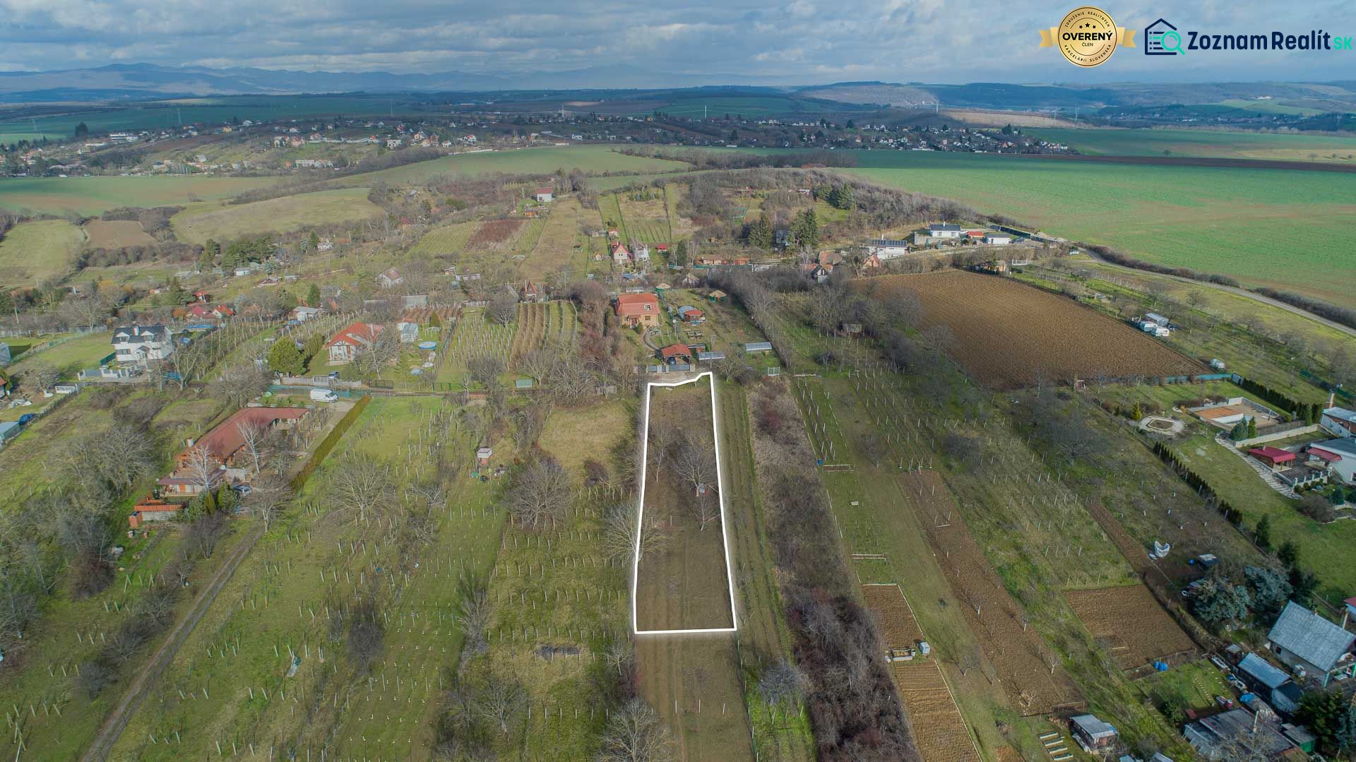 Slnečný pozemok - záhrada - v meste Levice