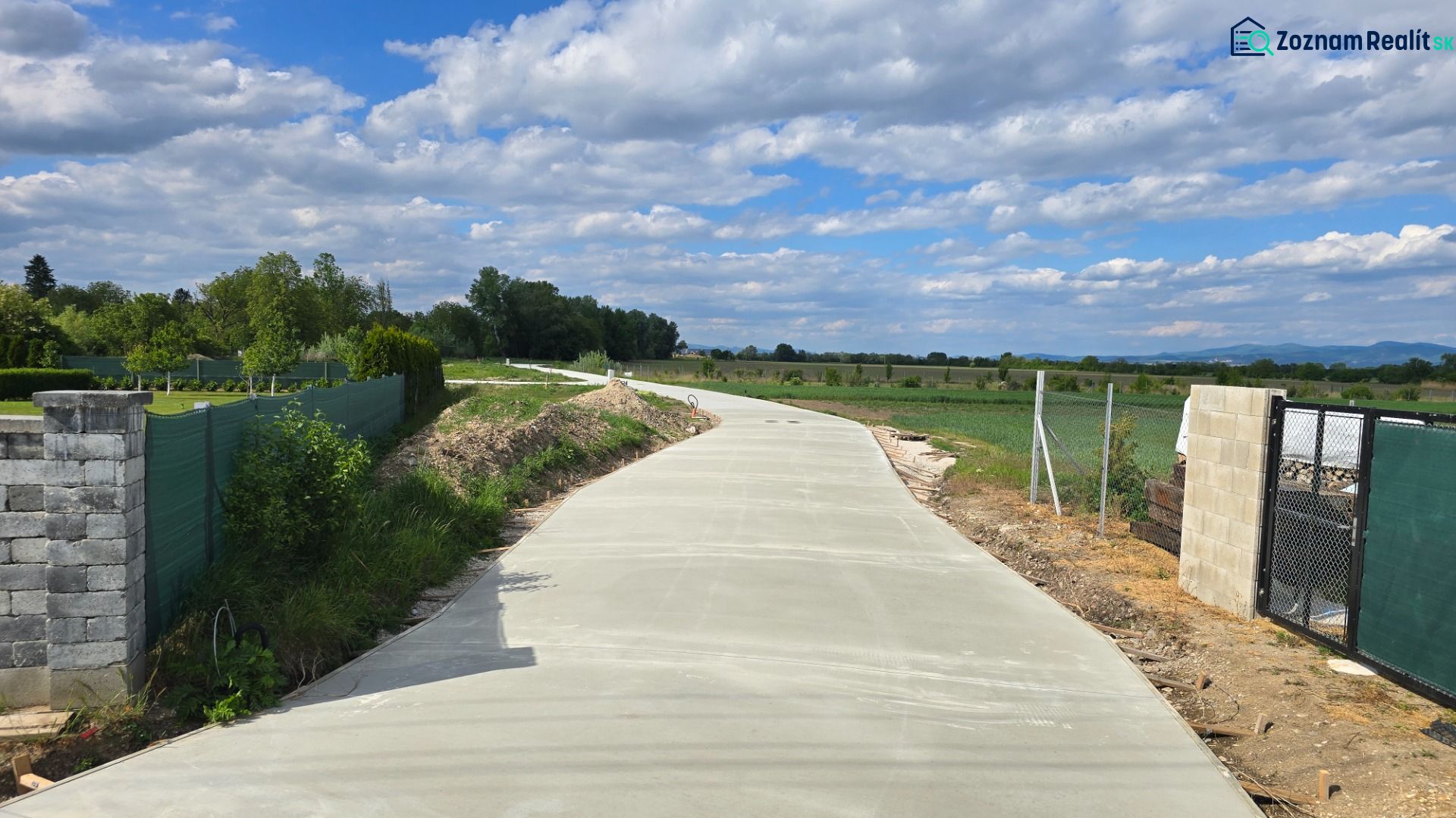*REZERVOVANÉ* STAVEBNÝ POZEMOK 561 M² BOROVCE *VIDEO*