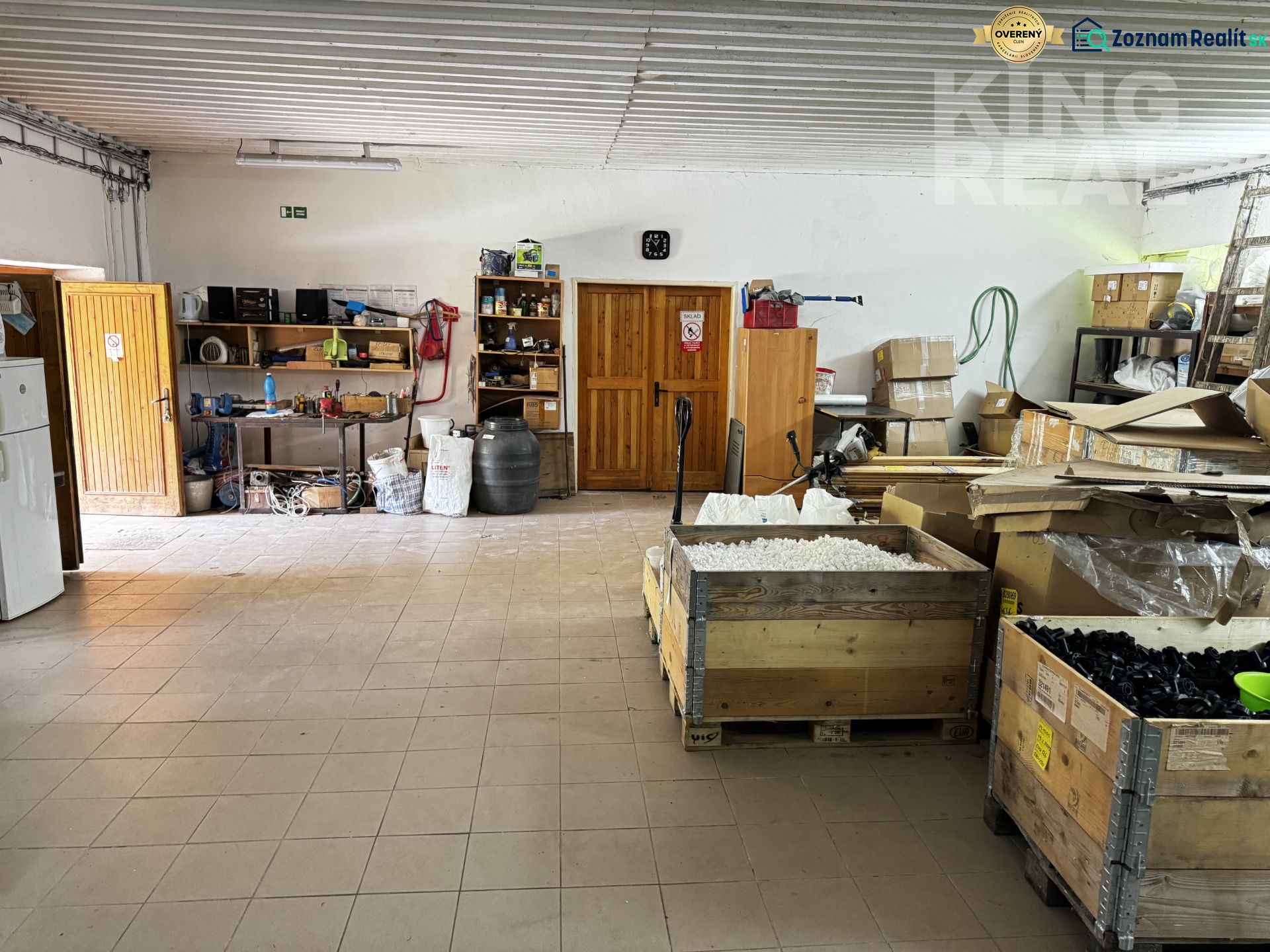 Výrobné haly s administratívou a rozľahlým pozemkom. - -66b4a308624c410dc0212180.jpg