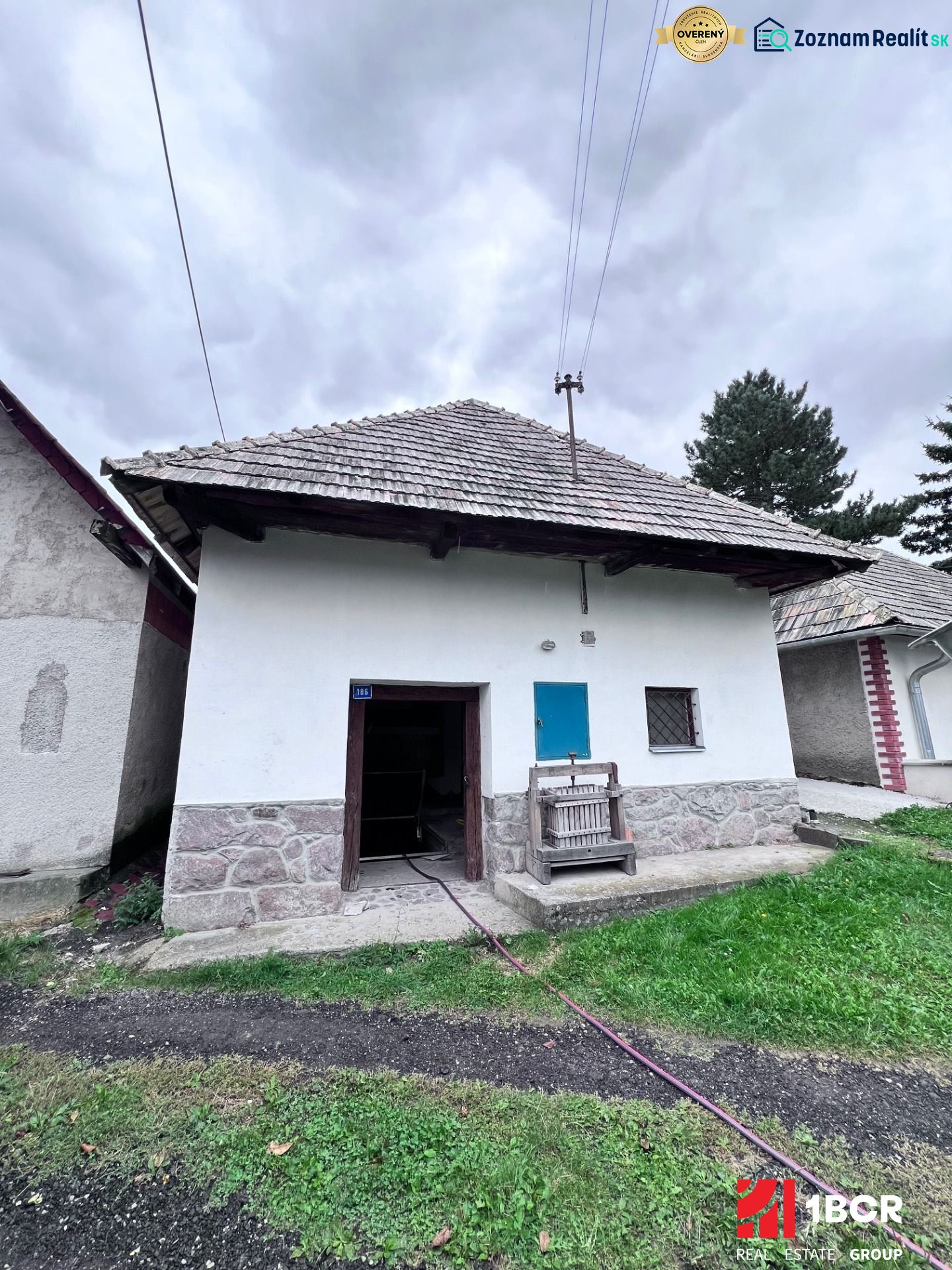 PREDAJ VINOHRADNÍCKEJ STAVBY S HISTORICKOU VÍNNOU PIVNICOU- SEBECHLEBY - Dedinský dom na ulici Mladá Hora, obklopený zvláštne nehnuteľnosti. Tradičná architektúra.