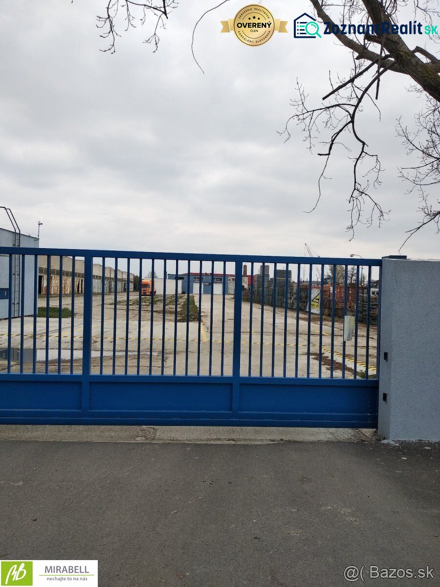 Spevnené plocha a lodné kontajnery v uzavretom areáli - Vajnory - Na ulici Pri starom letisku brána vedie do Pozemky - komerčné areálu.
