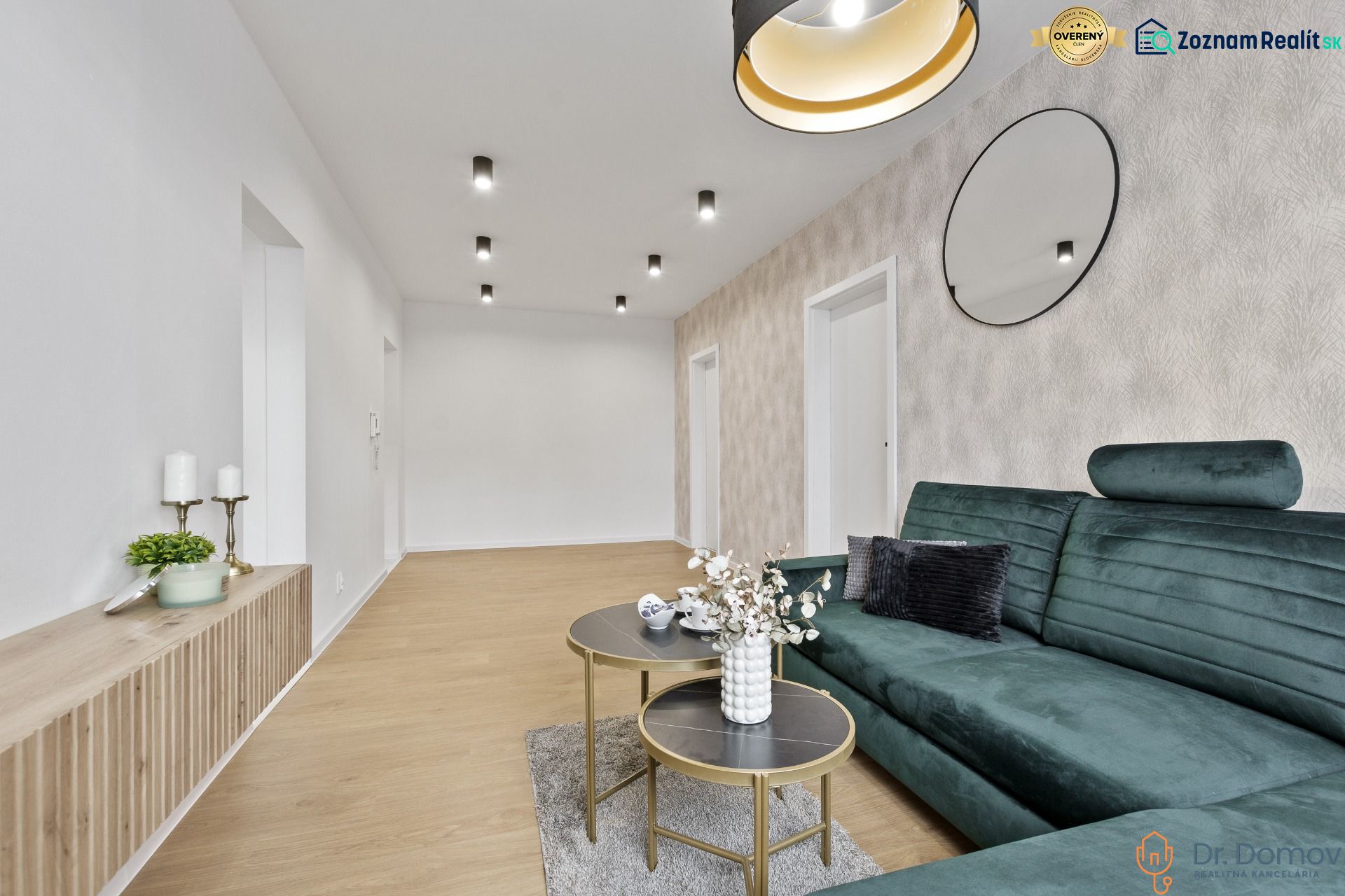 PREDANÉ! DIZAJNOVÝ 3-IZBOVÝ BYT, KOMPLETNÁ REK., PETRŽALKA - LÚKY - Elegantná obývacia izba s kvetinovými dekoráciami v 3-izbovom byte na ulici Smolenická.