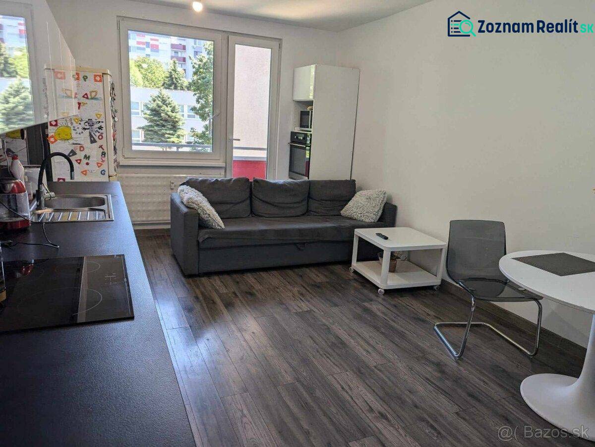 Predaj 3 izbový moderný byt v centre s balkónom - Obývacia izba na ulici Okružná s kuchynským kútom a podlahou v 3-izbovom byte.