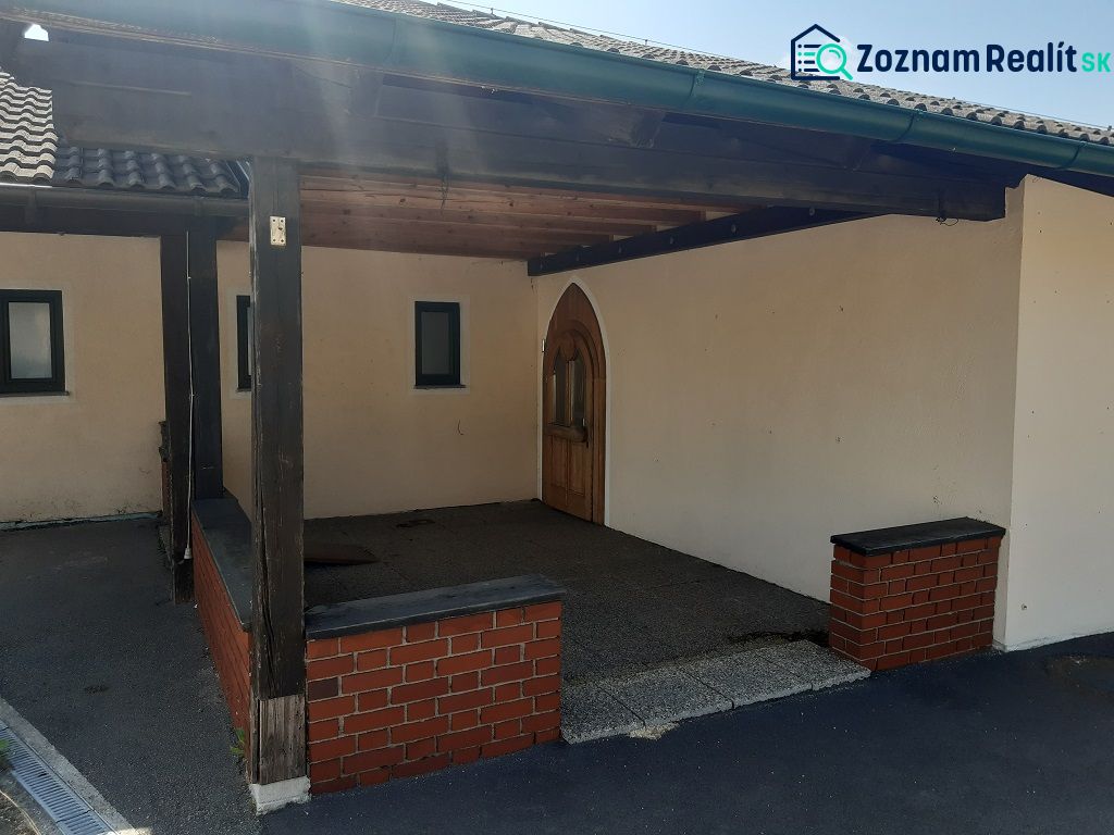 Predaj gastro priestoru, Hornerstraße, Hornerstraße, Hollabrunn - Drevený prístrešok s vchodovými dverami a tehlovým obkladom, vhodný pre Gastro priestory.