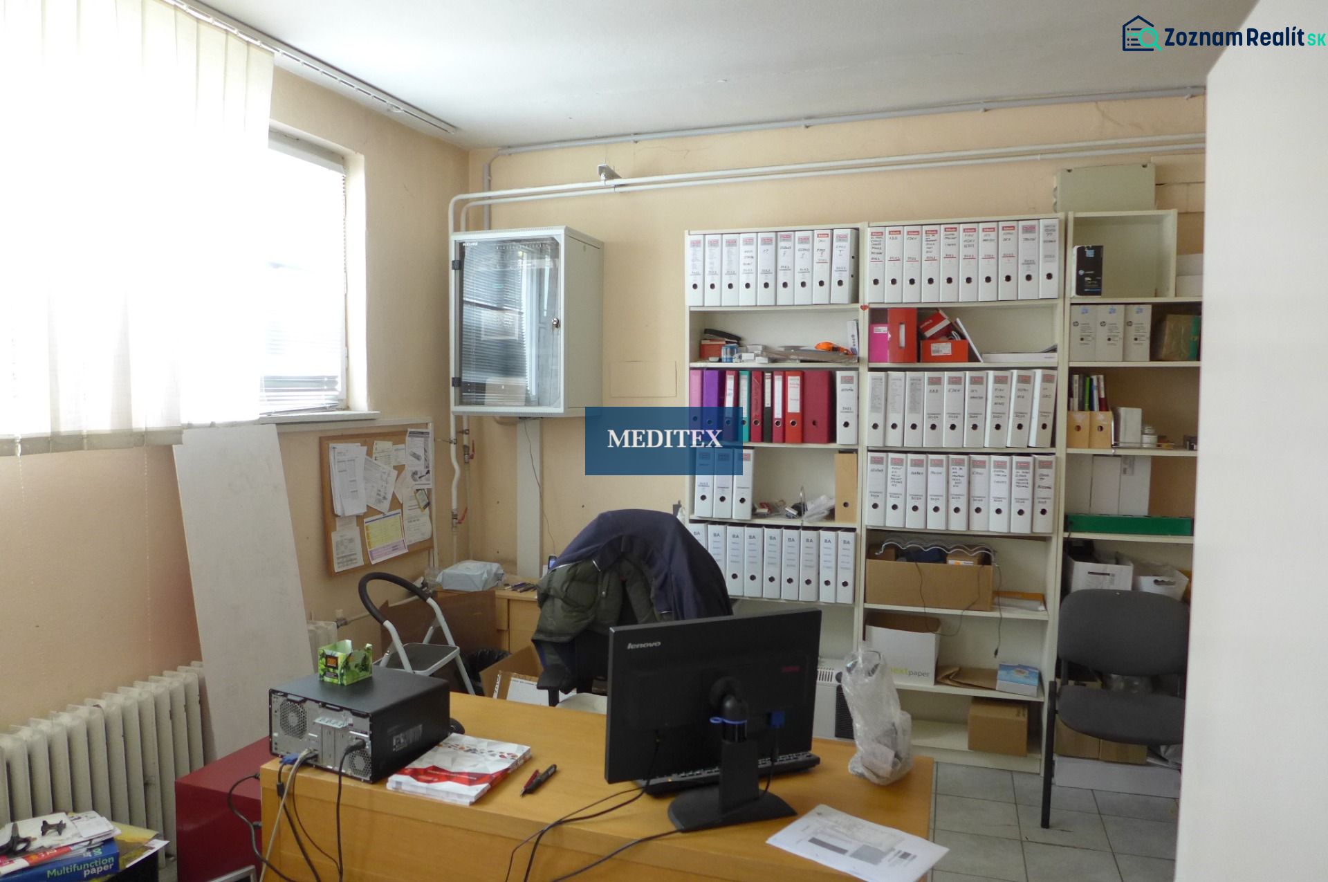 Sklad na prenájom o ploche 393 m2 so zázemím - Kancelária s množstvom šanónov a dokumentov, vhodná pre organizáciu. Sklady a haly.