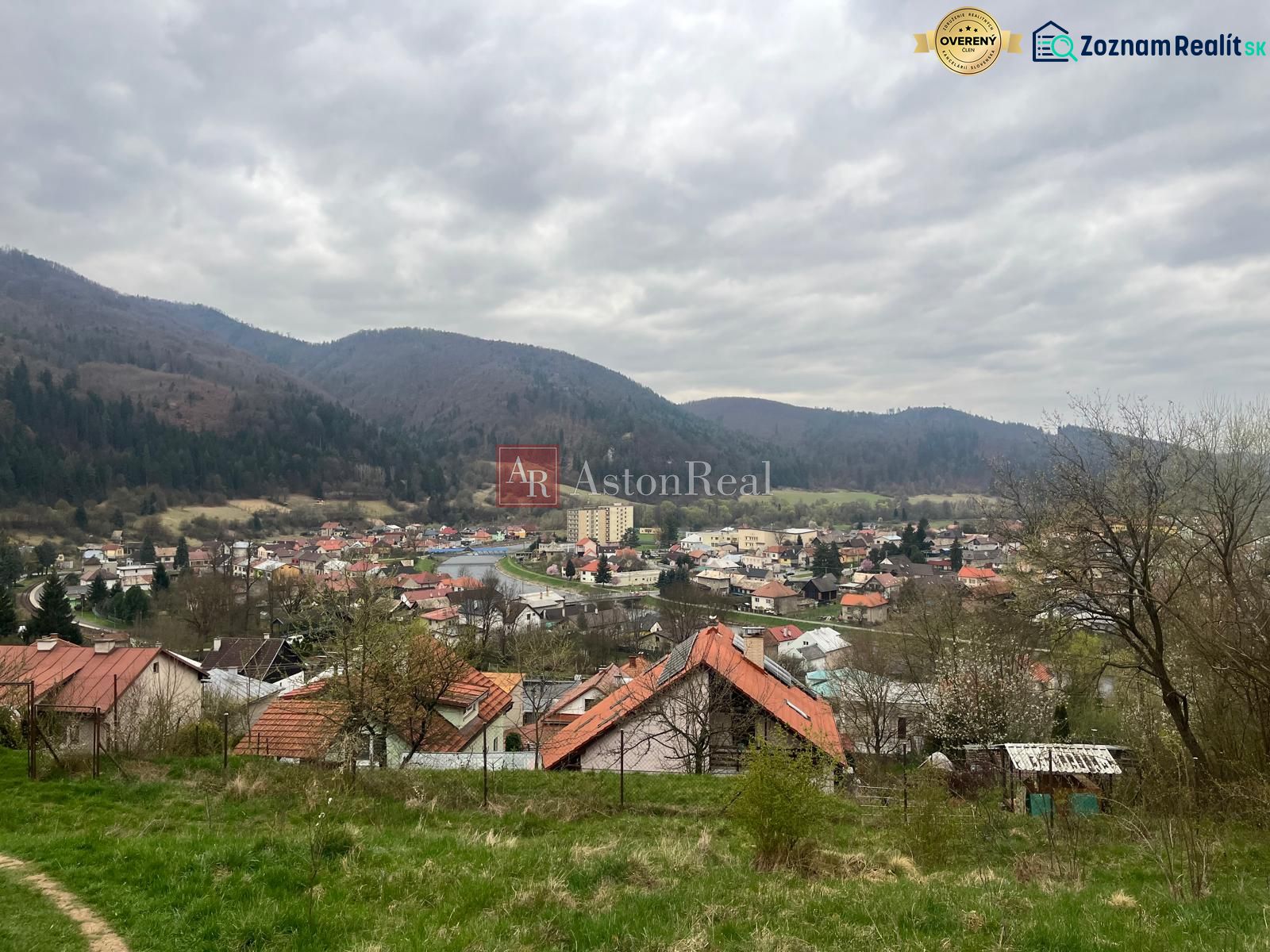  Investičný pozemok: rozloha: 4236 m2, Brusno - krásny výhľad   - Pohľad na Kokavu nad Rimavicou, obklopenú pohoriami, domy a rekreačné pozemky obklopené zeleňou.
