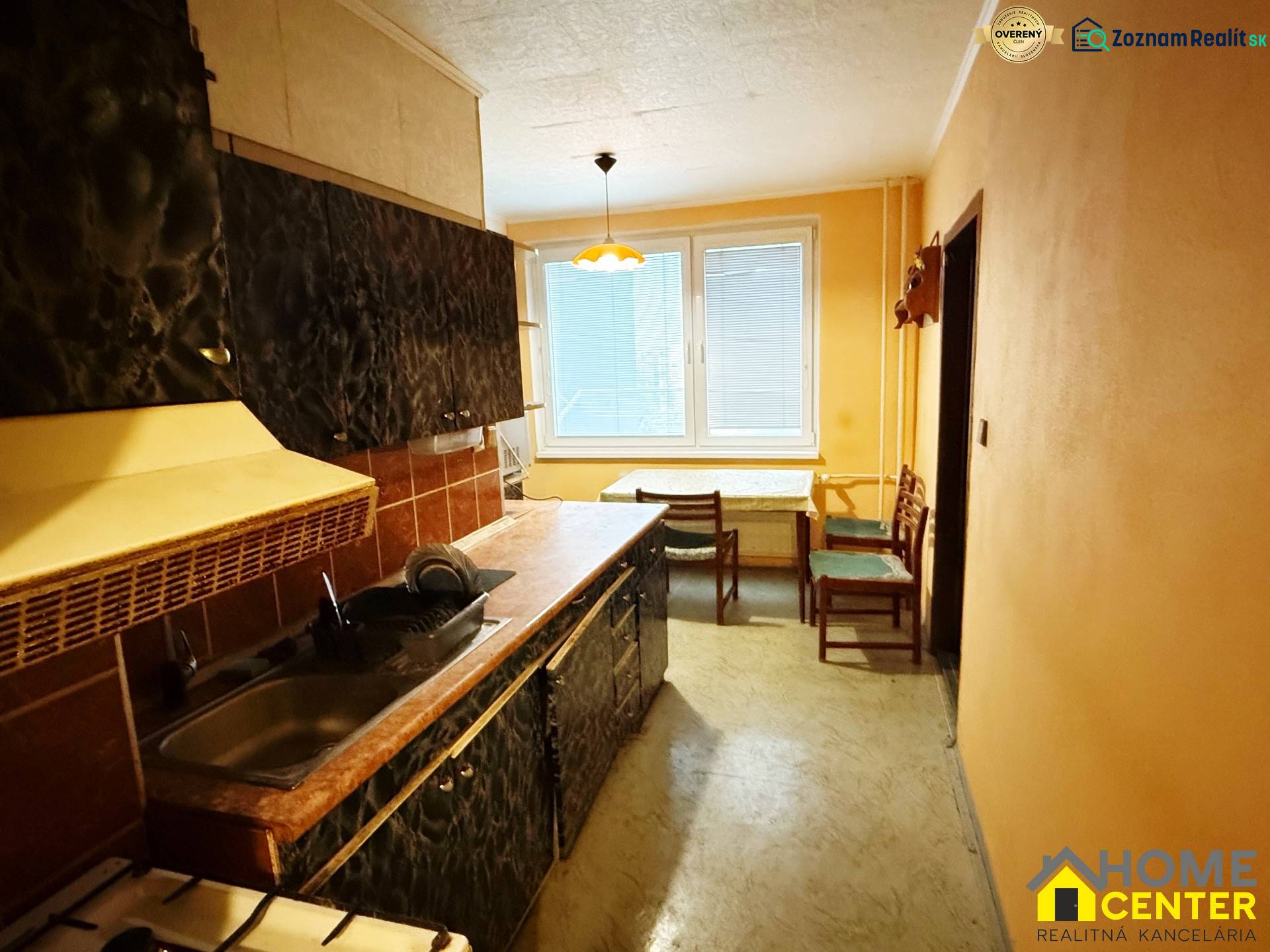 Na predaj : 3 izbový byt , centrum , Levice  - Kuchyňa so staršími skrinkami a sedením, okno, 3-izbový byt na predaj.