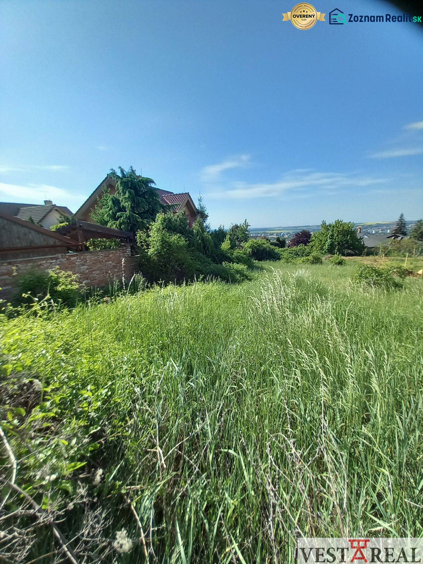 Na predaj stavebný pozemok o výmere 620 m2 Nitra- Zobor - Pozemok na bývanie na Višňovej ulici v Nitre s domom a zeleňou v pozadí.