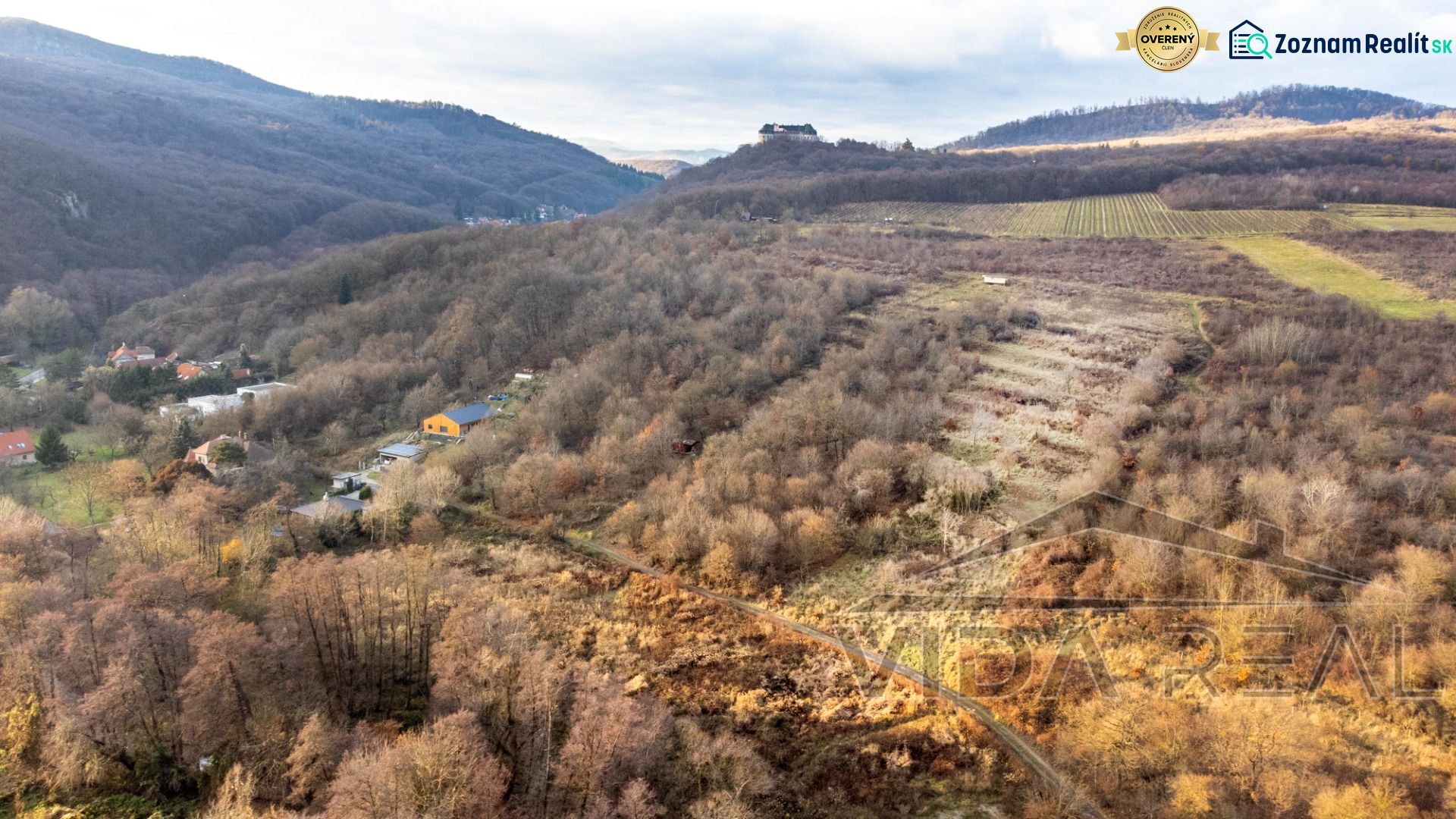  Stavebné pozemky 11 558 m² v atraktívnej lokalite Častá – Píla - Lesnatá krajina v Častej, pozemky - bývanie, s rozptýlenými domami a kopcovitým terénom.