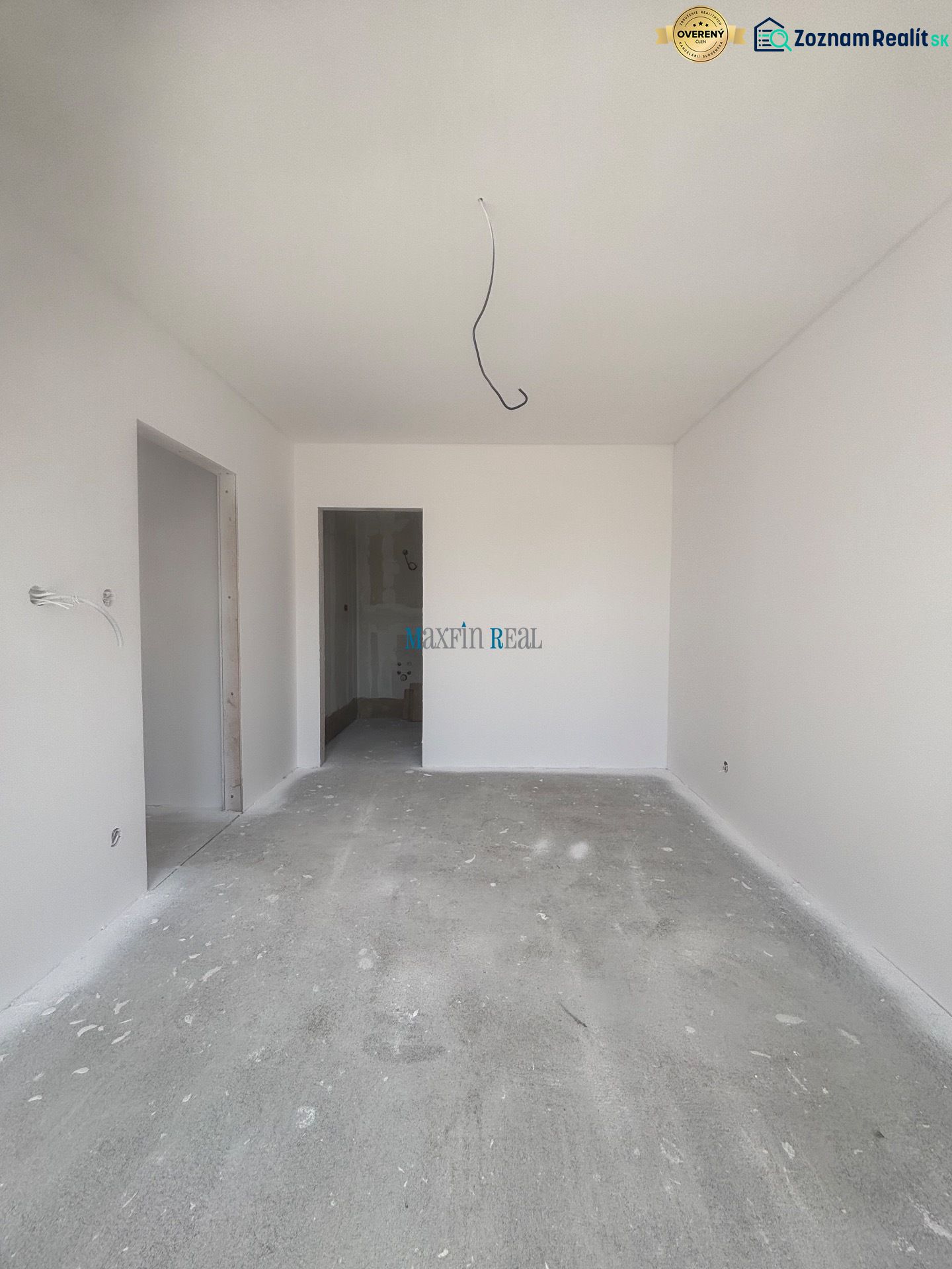 Novostavba 4-izbového domu s pozemkom 620 m² len pár minút od Nitry - Prázdna miestnosť v rodinnom dome s drsnou podlahou a bielymi stenami.