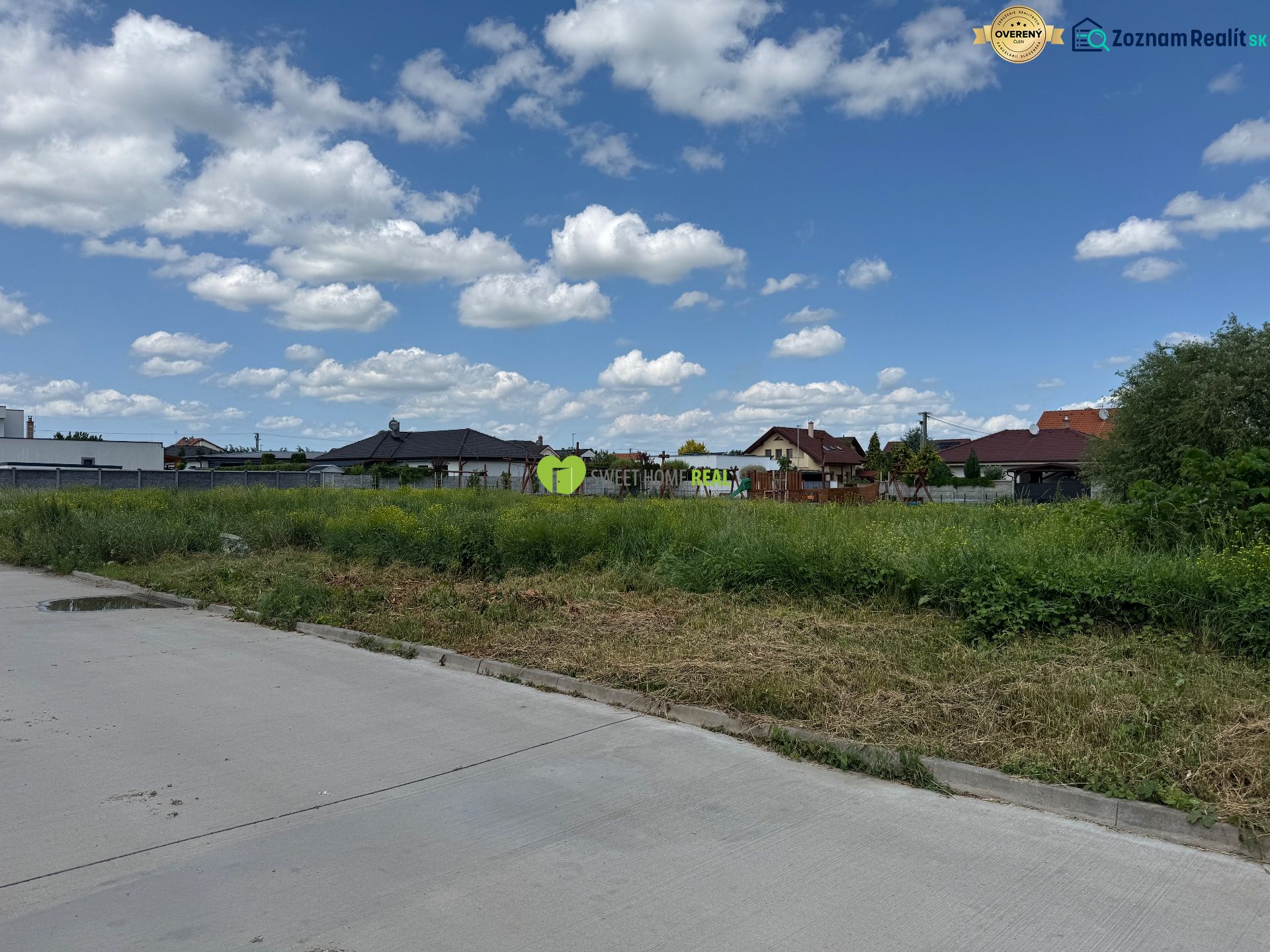 Na predaj stavebný pozemok Košice - Krásna, Na Močidlách - Pozemky na bývanie na ulici Alexandra Dubčeka, mestská časť Krásna, Košice obklopené domami.