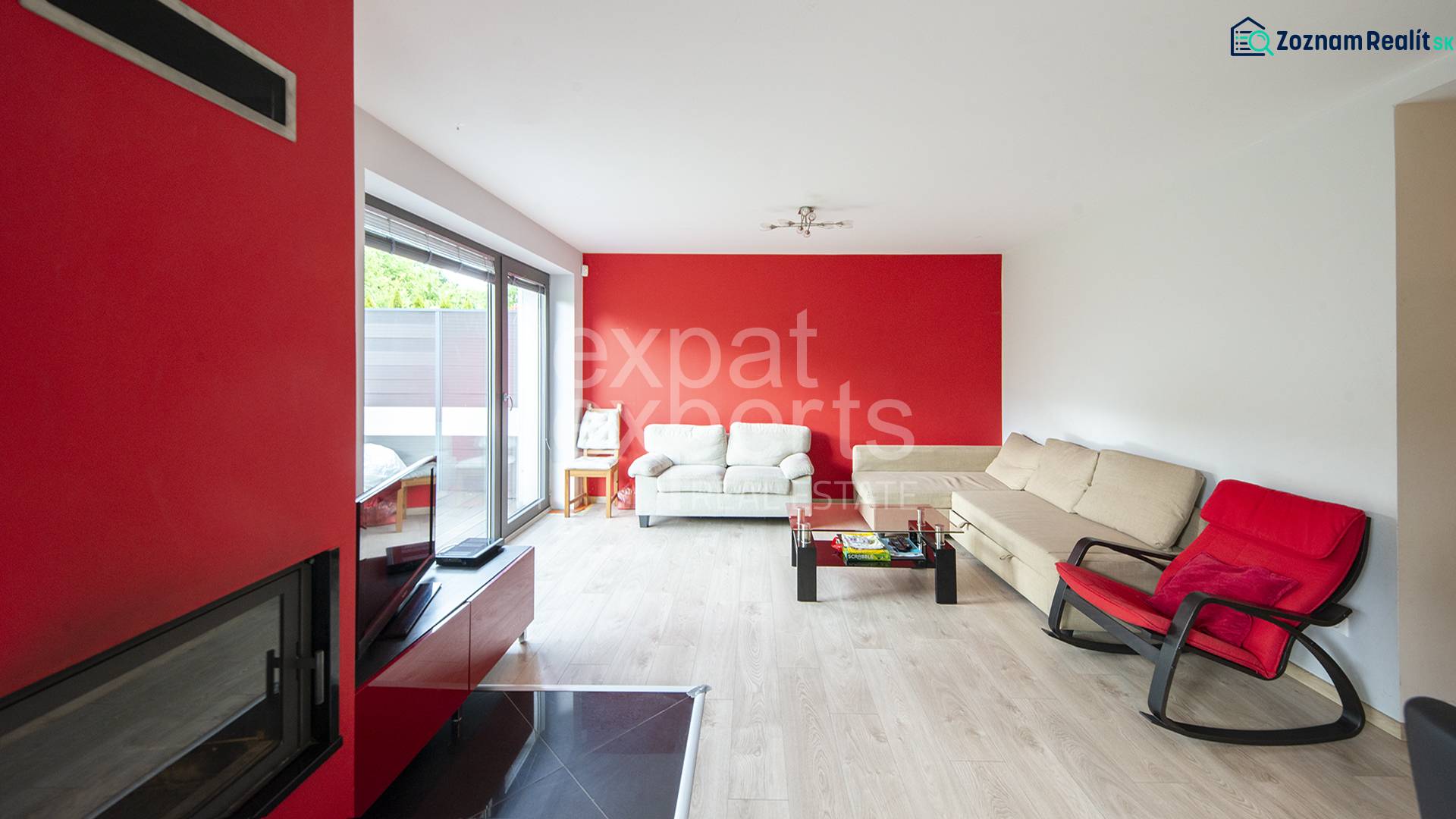 2-podlažný 5i RD 135 m2, záhrada 250m2, 2 x parking, Borinka - Obývacia izba v rodinnom dome s červenými stenami, sedačkou a moderným nábytkom.