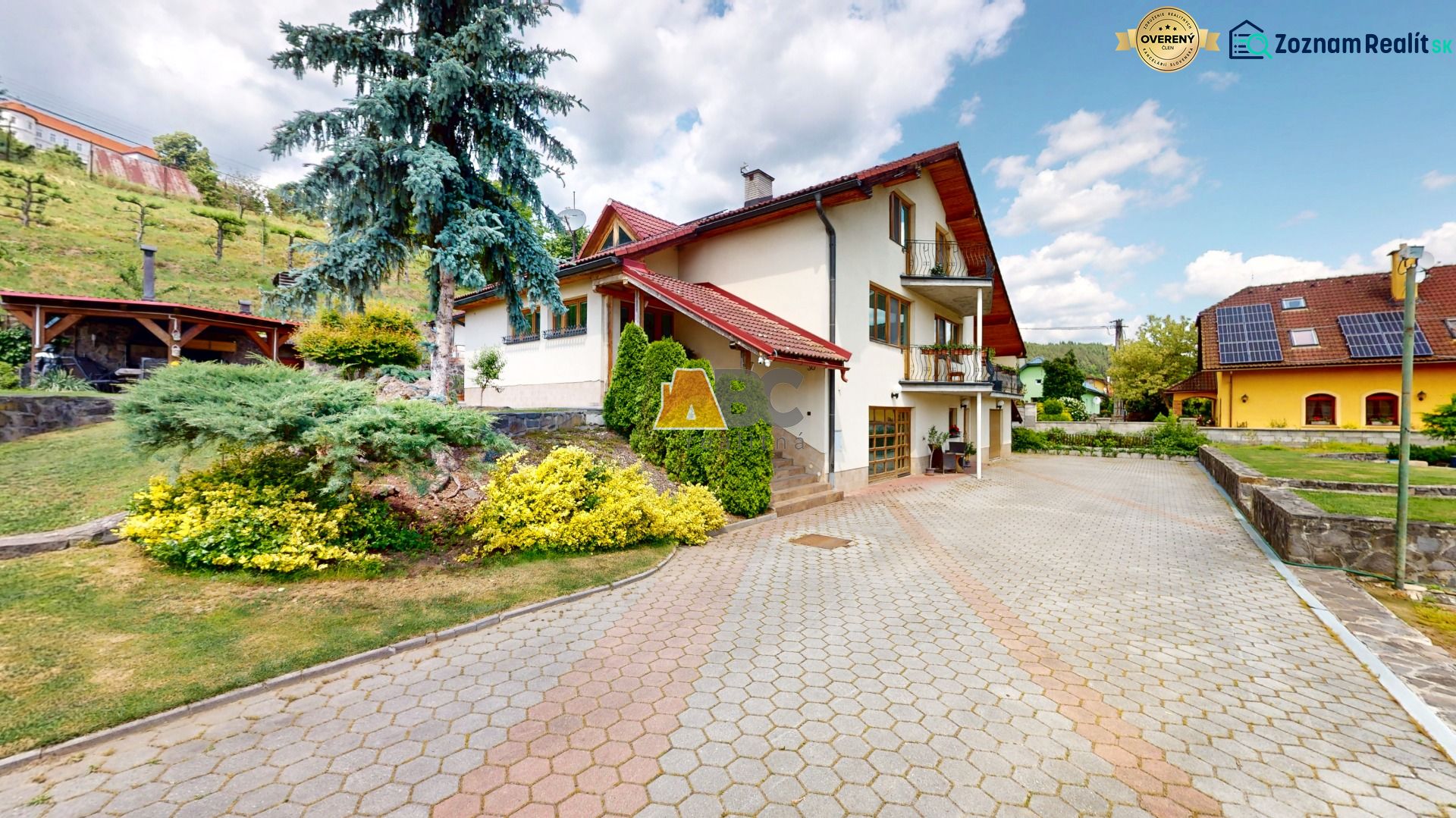 Na predaj Rodinný dom -rezort - Banská Bystrica 4500m2 - Rodinný dom na ulici Pod zámkom v Slovenskej Ľupči s okrasnou záhradou a garážou.