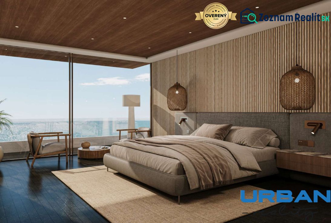 KRÁĽOVSKÝ APARTMÁN V LUXUSNOM ZANZIBARSKOM KOMPLEKSE - Spálňa v rodinnom dome s veľkými oknami, dreveným stropom a elegantným nábytkom.