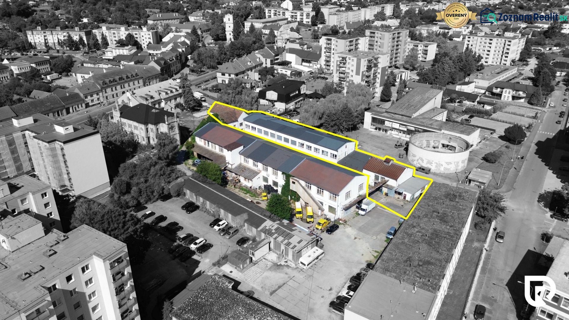 Budova vhodná na developérsky projekt | Vrbové - Letecký pohľad na budovu na ulici SNP vo Vrbovom, vyznačenú žltým obrysom.