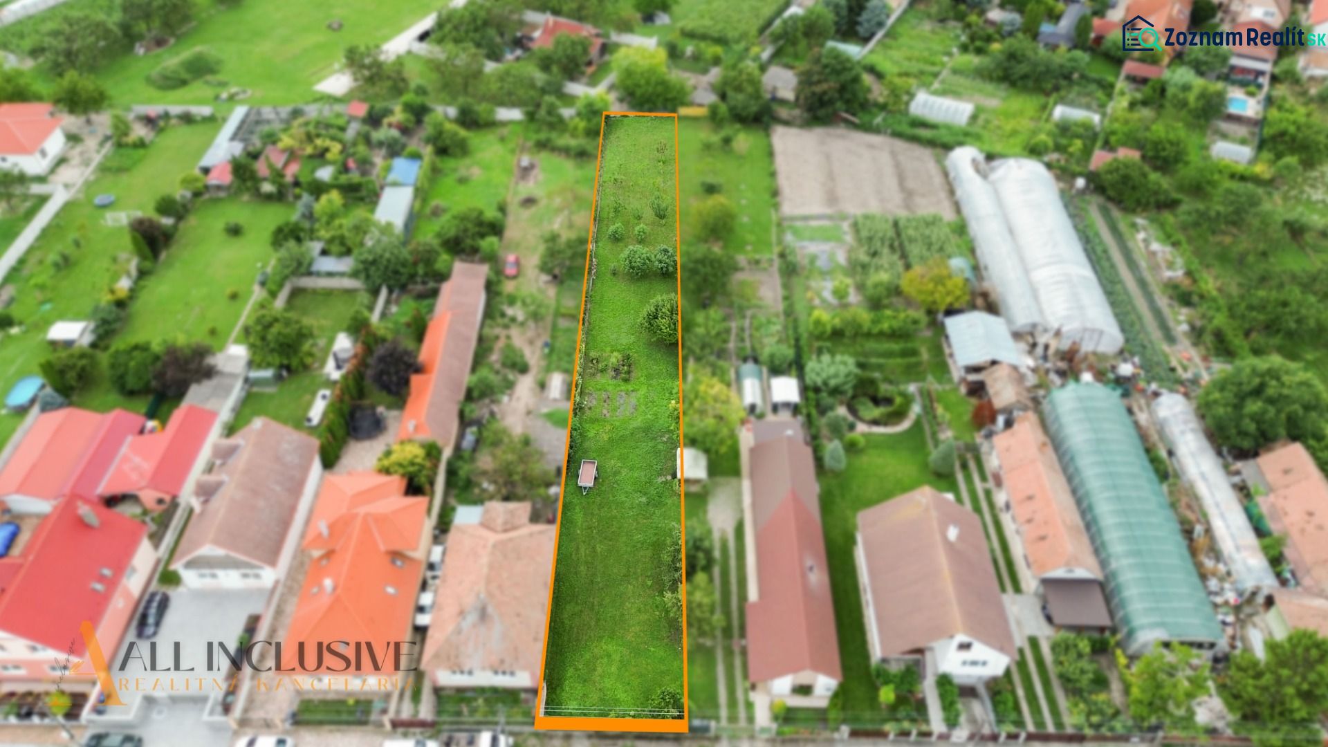 NA PREDAJ STAVEBNÝ POZEMOK - 1266 m², ROHOVCE - Letecký pohľad na úzky pozemok na bývanie v Rohovciach, ohraničený budovami a záhradami.