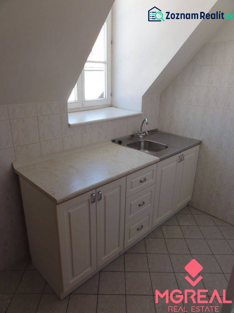 Kancelárske priestory 82 m2 s atraktívnym výhľadom v centre Bratislavy - Kuchynská linka pod strešným oknom s kachličkami a úložným priestorom.