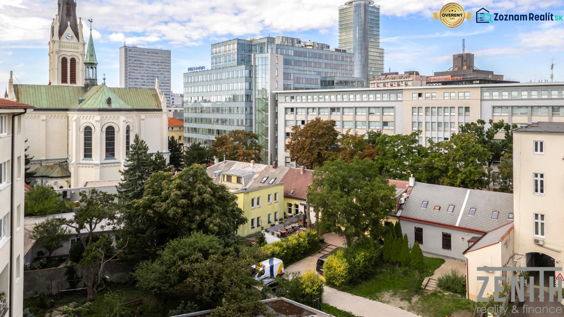 NA PREDAJ - Historický dom s pozemkom v srdci Bratislavy  - Kostol v Bratislave na Radlinského ulici s okolitými budovami a zeleňou.