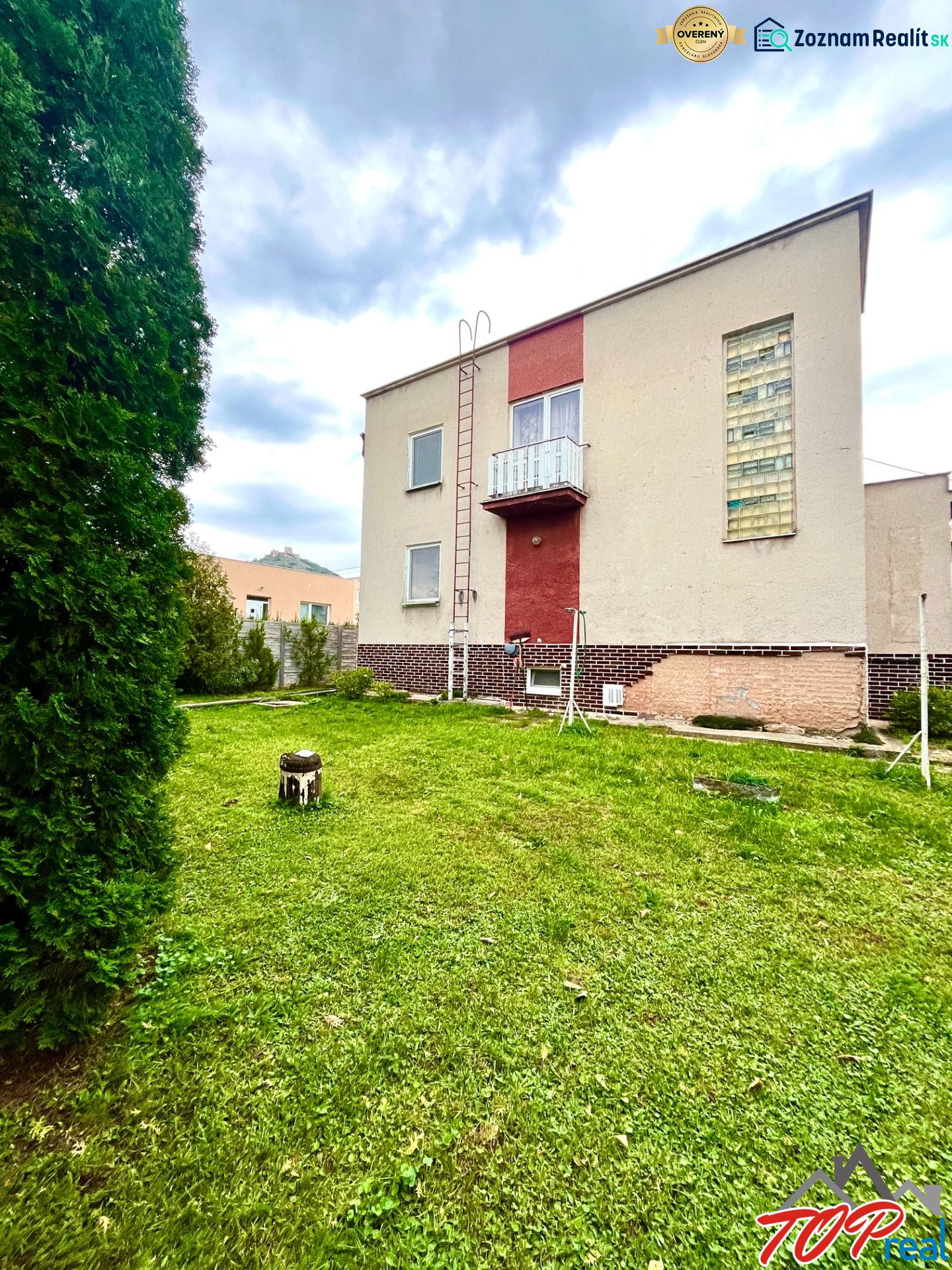 Rodinný dom s veľkým pozemkom - Turňa nad Bodvou - Rodinný dom v Turni nad Bodvou s trávnatou záhradou a balkónom.
