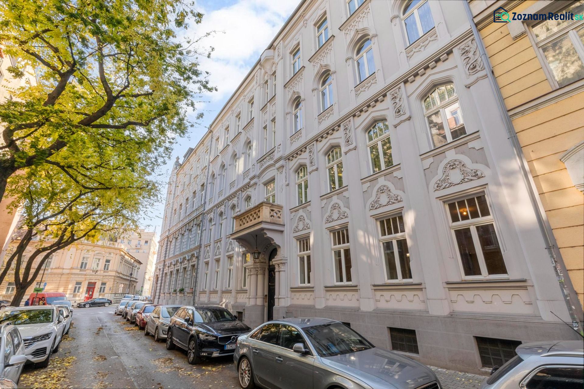 3- izb. byt o výmere 105m2 v historickom centre. - Historická budova na Kúpeľnej ulici v Bratislave - Starom Meste, lemovaná zaparkovanými autami.