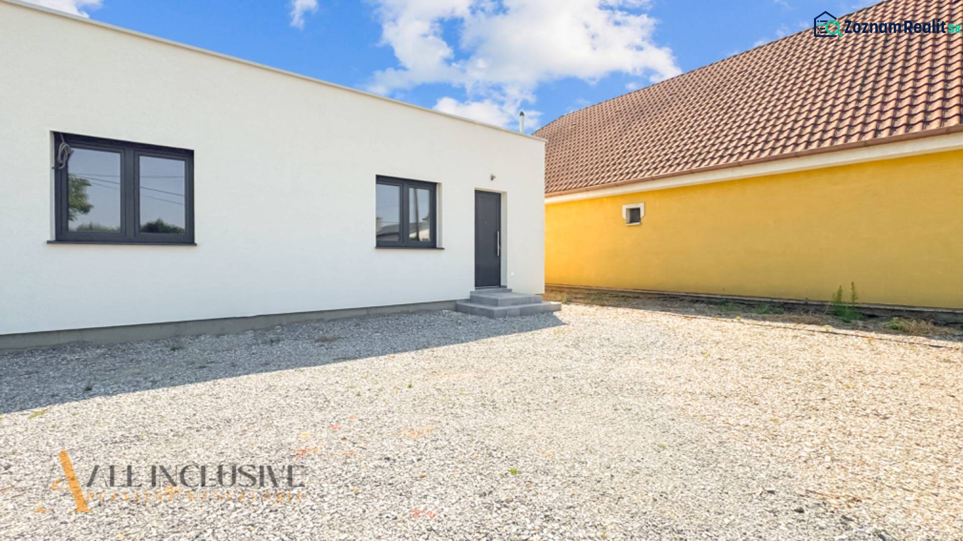 IDEÁLNY 1 IZBOVÝ BYT | VEĽKÉ RIPŇANY | TOPOĽČANY - Biely dom na Hlohovskej ceste vo Veľkých Ripňanoch s predzáhradkou.