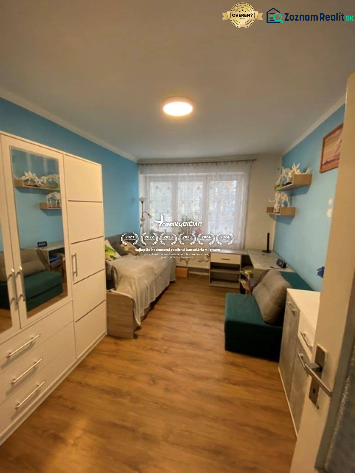 V exkluzívnom zastúpení majiteľa ponúkame na predaj rodinný dom - Izba v rodinnom dome s modrými stenami, nábytkom a podlahou s dreveným dekorom.