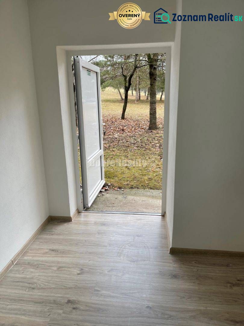Na prenajom najlacnejšie komerčne priestory v Prievidzi. - Obchodné priestory s otvorenými dverami a podlahou s dreveným dekorom vedú do prírody.