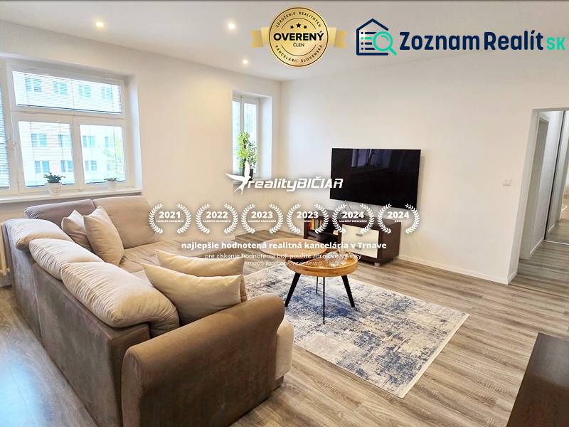 2-izbový byt v centre mesta Hlohovec - Obývačka 2-izbového bytu na ulici Námestie sv. Michala s pohodlnou sedačkou a televíziou.