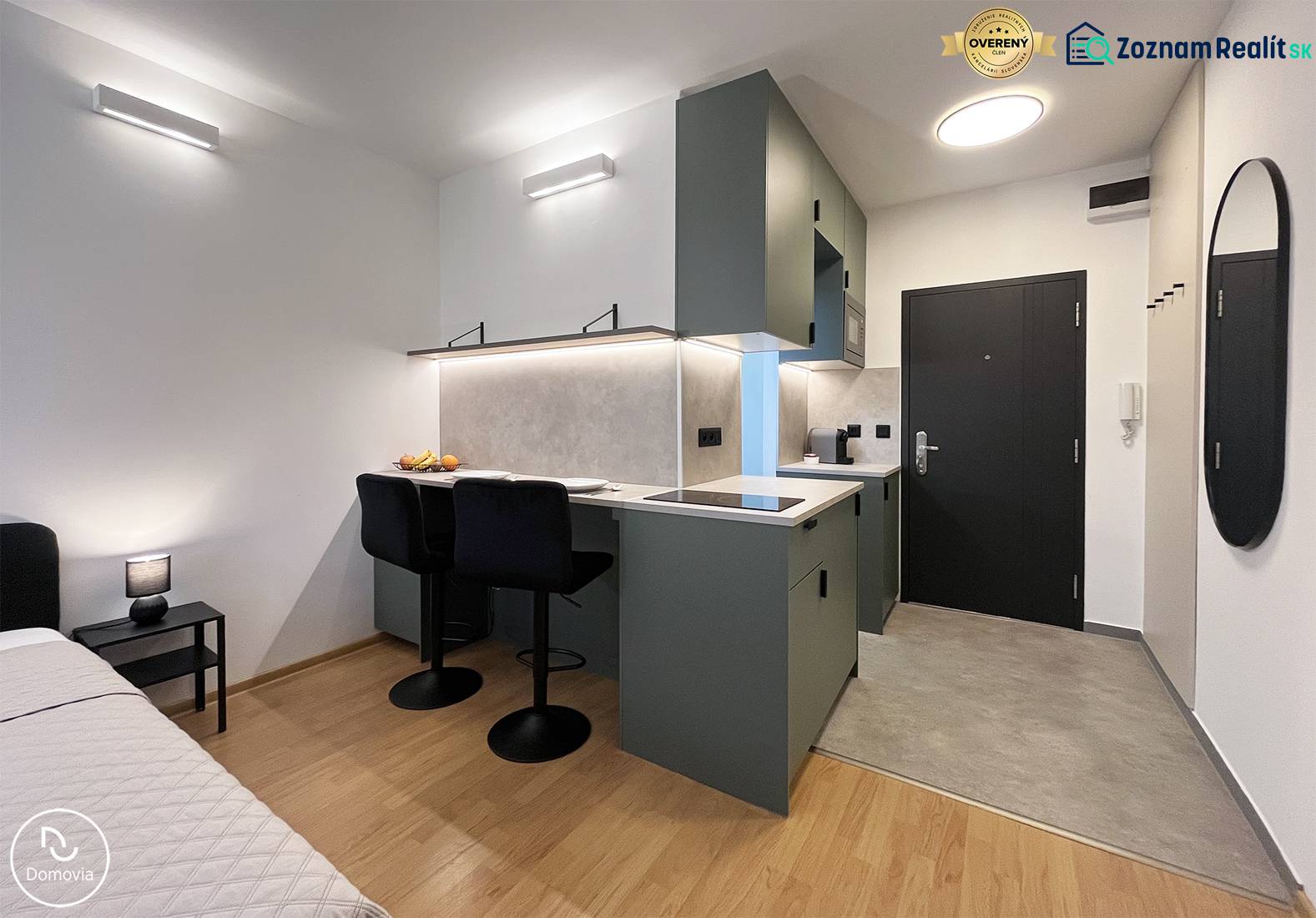Bez provízie | Na prenájom dizajnové štúdio v Ružinove - Garsónka s kuchynským kútom, jedálenským pultom a podlahou s dreveným dekorom.