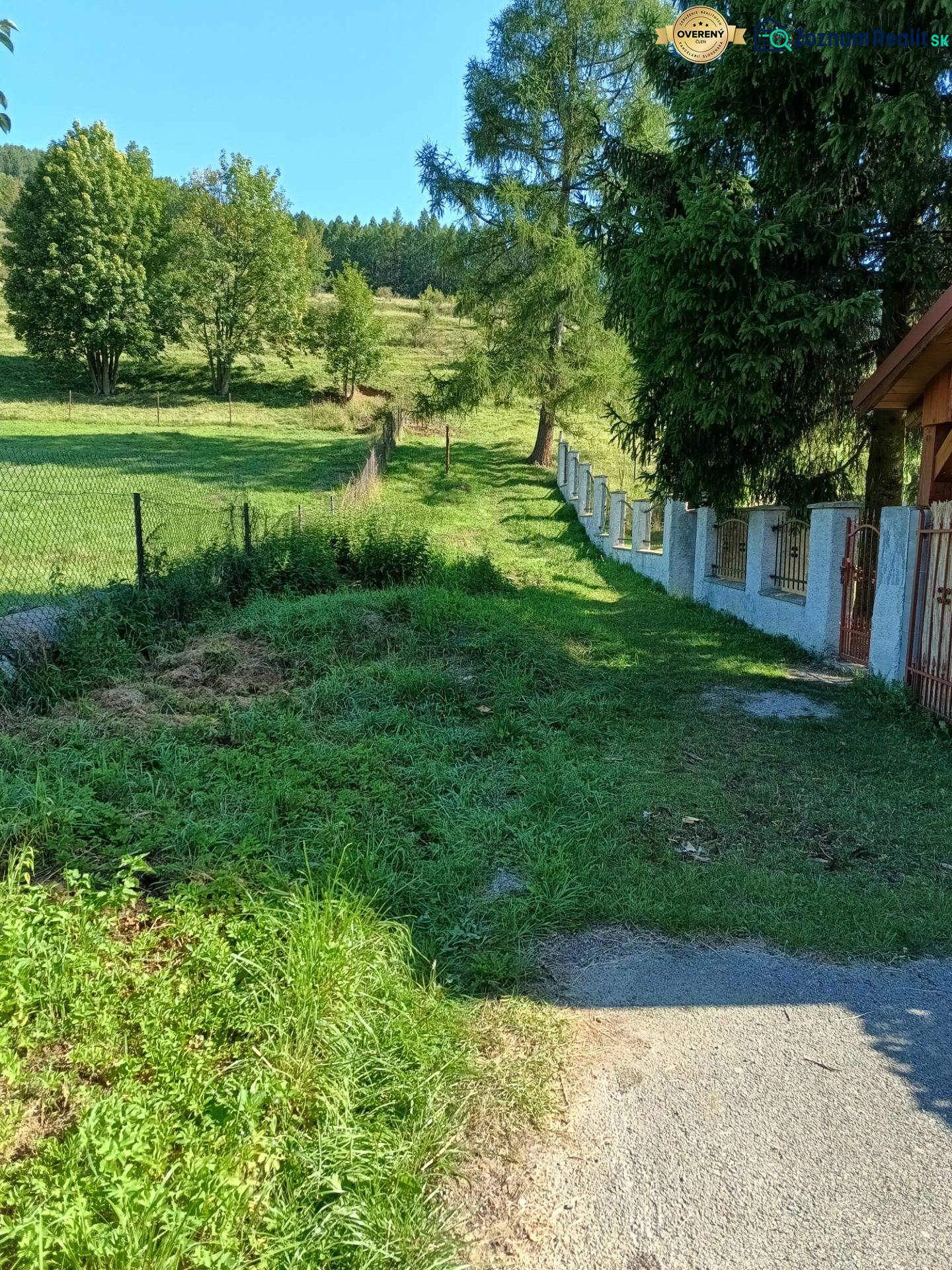 VRÍCKO - Stavebný pozemok vo výmere 1036 m2, okr.Martin - Pozemky na bývanie vo Vrícku s plotom, trávou a stromami, ideálne pre prírodu blízke bývanie.