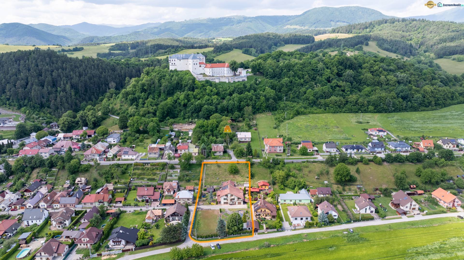 Na predaj Rodinný dom -rezort - Banská Bystrica 4500m2 - Rodinný dom v Slovenskej Ľupči na ulici Pod zámkom pod zeleným kopcom a zámkom.