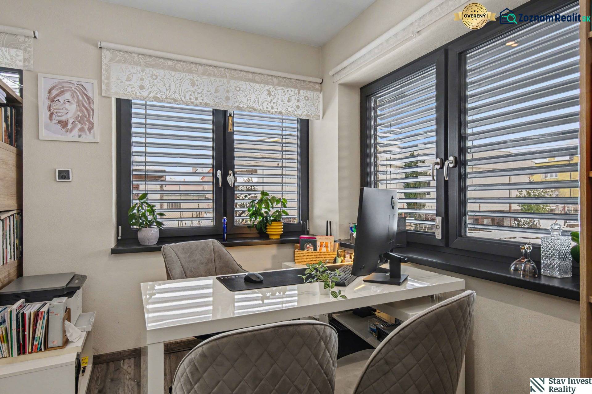 Ideálny dom pre rodinu, Blatné, okr. Senec - Pracovňa v rodinnom dome s bielym stolom, šedými stoličkami a veľkými oknami.