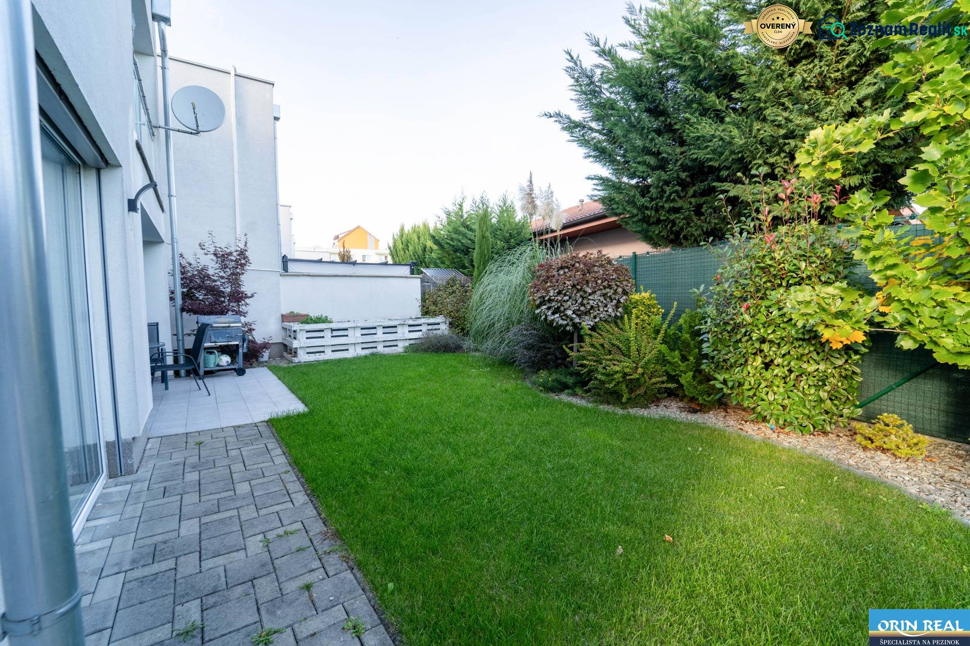 ATRAKTÍVNY 2 IZBOVÝ BYT S VLASTNOU ZÁHRADKOU a 3 parkovacími miestami - Záhrada pri 2-izbovom byte na Žitavskej ulici v Senci s trávnikom a terasou.