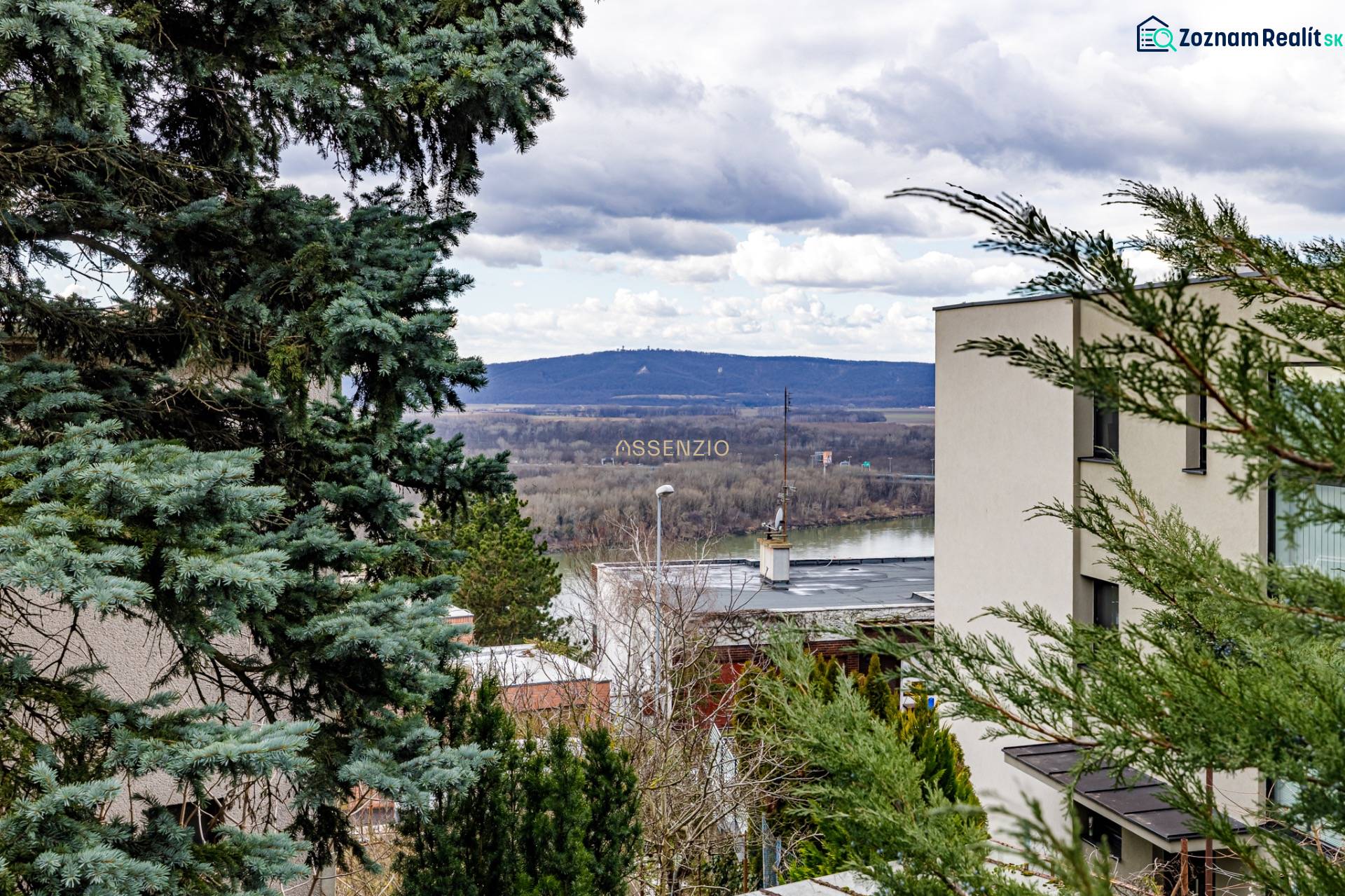 – EXKLUZÍVNE – NA PRENAJOM – DOM – MEDZIERKA – STARÉ MESTO - Výhľad z rodinného domu na Medzierke v Bratislave - Staré Mesto s riečnou scenériou.