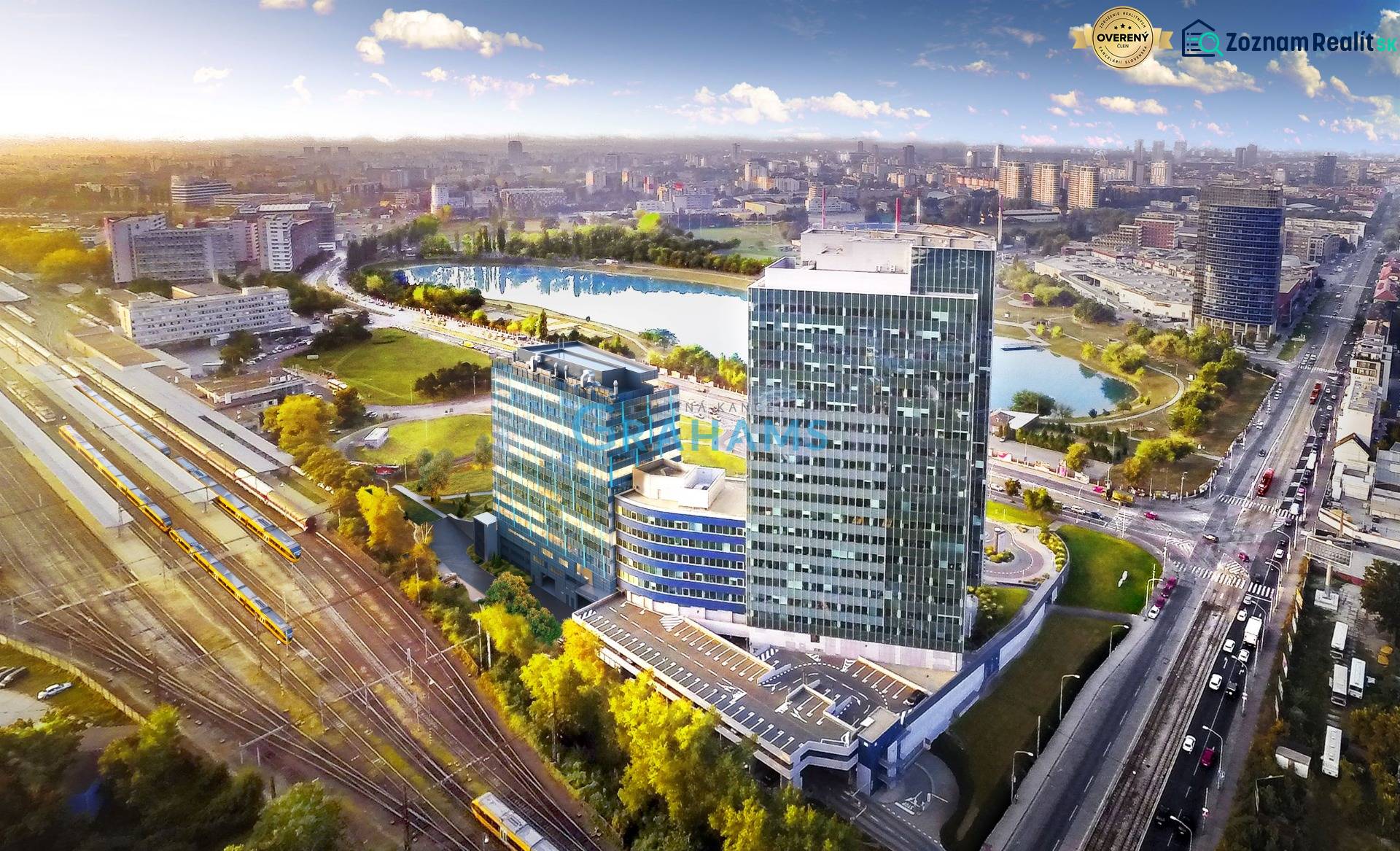 Prenájom kancelárií v biznis centre Lakeside Park, Nové Mesto - Budovy a koľajnice v Bratislave na ulici Tomášikova, Nové Mesto, obklopené zeleňou.