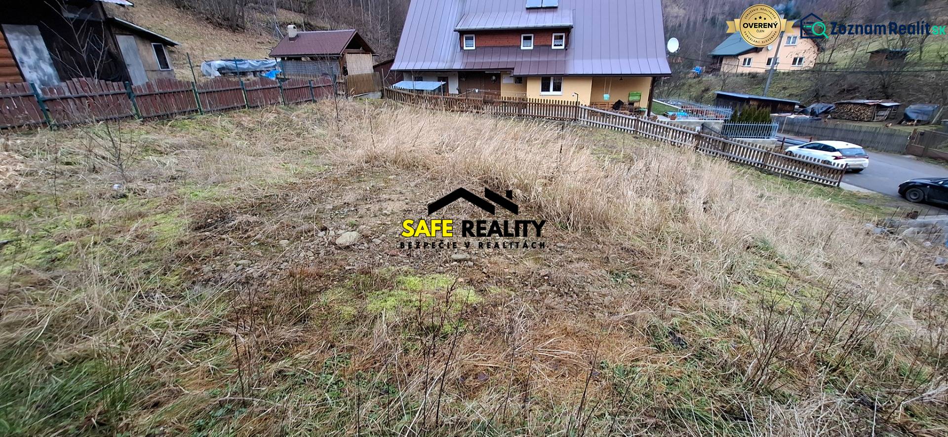 Lukratívny stavebný pozemok - Pozemok na bývanie v Oščadnici so svahovitým terénom a susednými domami v pozadí.