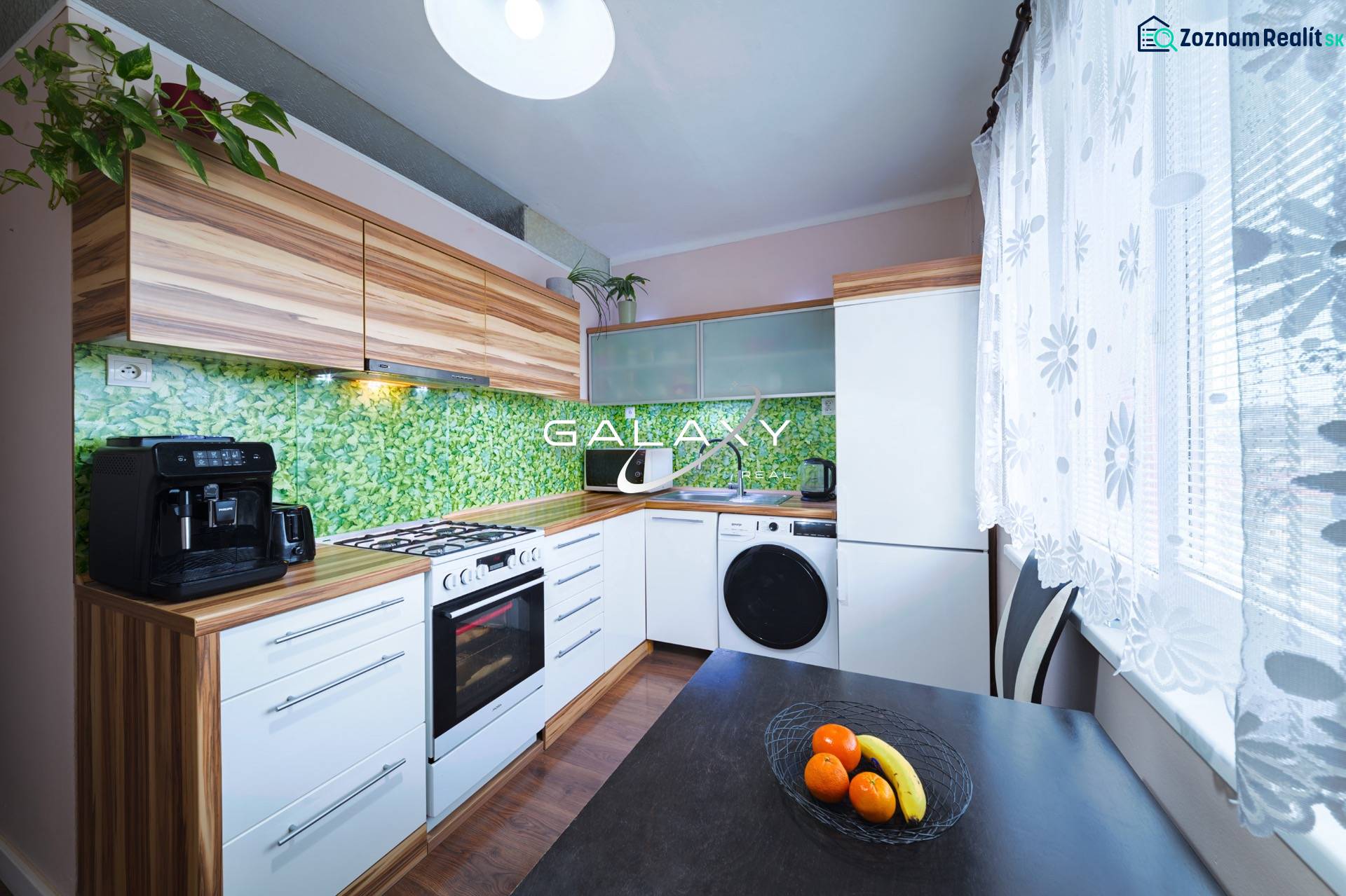 Kompletne zrekonštruovaný 3-izbový byt s balkónom – Rimavská Sobota - Kuchyňa v 3-izbovom byte s dreveným dekorom a zariadením.